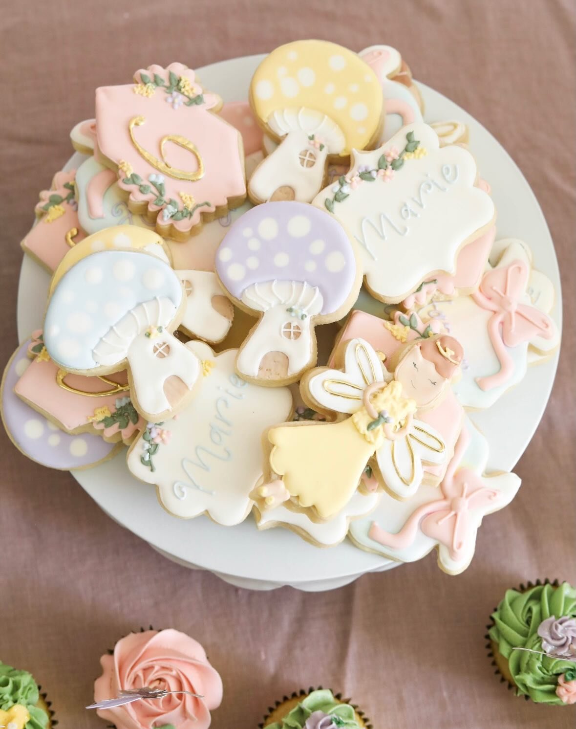 The sweetest fairy set! 
.
.
.
#customcookiesindianapolis #fairybirthday #fairycookies #birthday #mjsbakingboutique