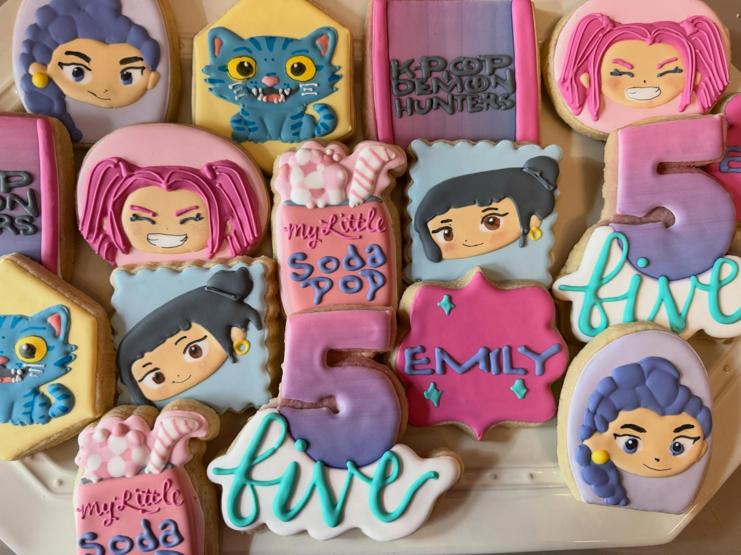 You&rsquo;re my little soda pop!
.
.
.
#kpop #cookieart #kpopdemonhunters #royalicingcookies #customcookies