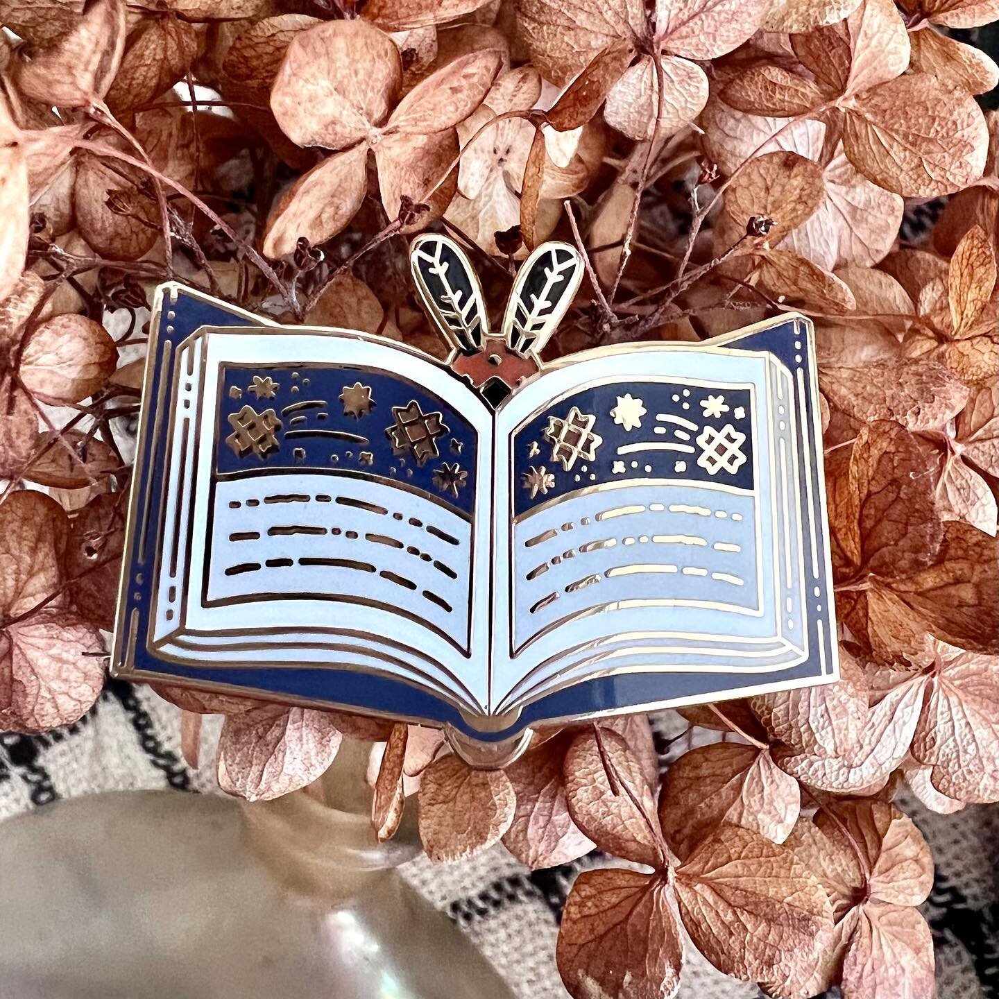 Show your love for reading with this incredible pin! What I love about reading is that it gives me the opportunity to dive in and explore a whole new world. 
⠀⠀⠀⠀⠀⠀⠀⠀⠀
Some of my favorite reads from this year have been:
WinterSmith by Terry Pratchett