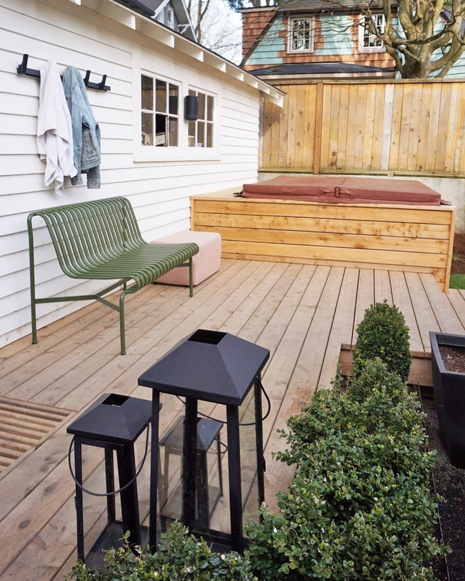 S K I R T //
Anyone else not into the exteriors of hot tubs? Here we skirted the hot tub in cedar and added a bench at the lip to comfortably cool down. Built by the one and only @evergreencraftsmen