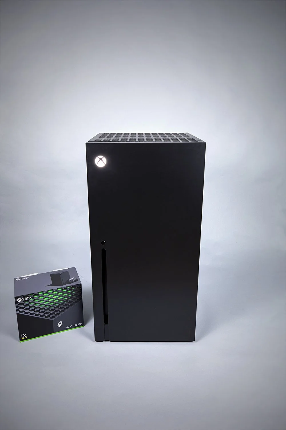 xbox-fridge-mini-front-door-closed-xbox-product-package.jpg