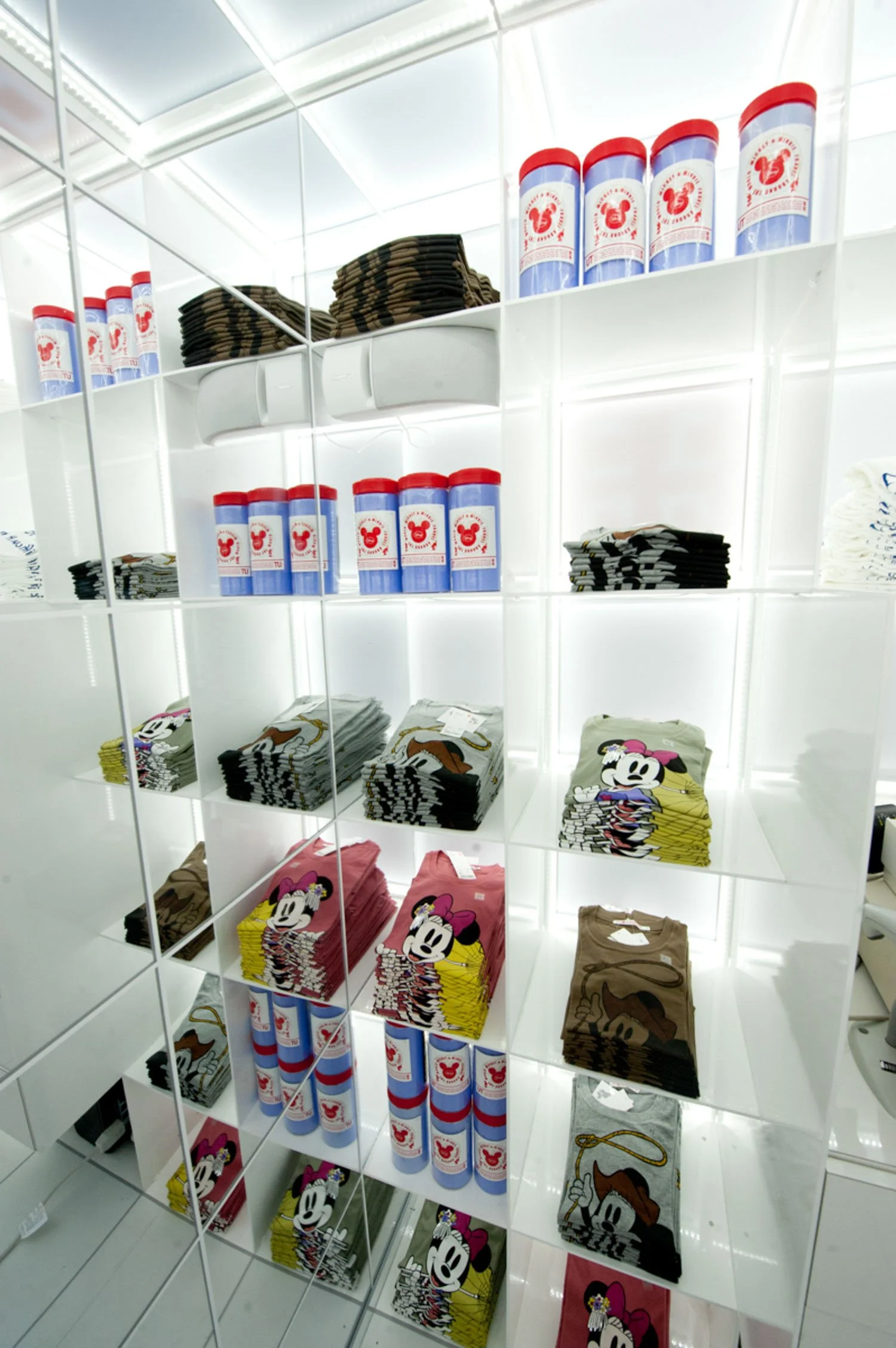 uniqlo-pop-up-retail-display-wall.jpg