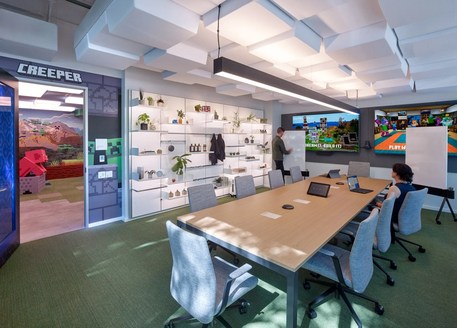 minecraft-office-with-people-talking.jpg