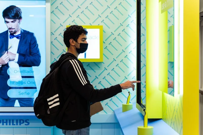 philips-pop-up-shopper-browsing.jpg
