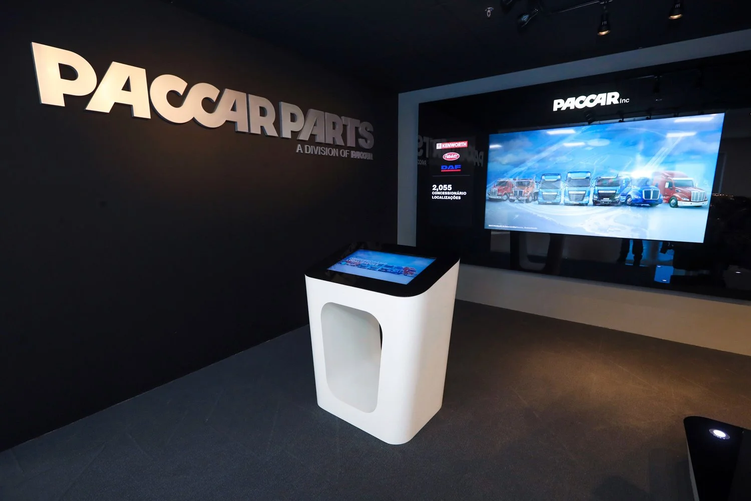 paccar-parts-experience-center-interactive-cosole-dimensional-logo.jpg
