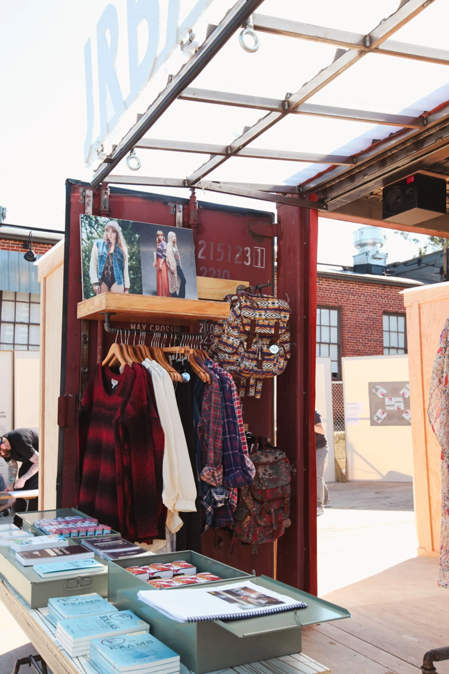 urban-outfitters-pop-up-custom-retail-display.jpg