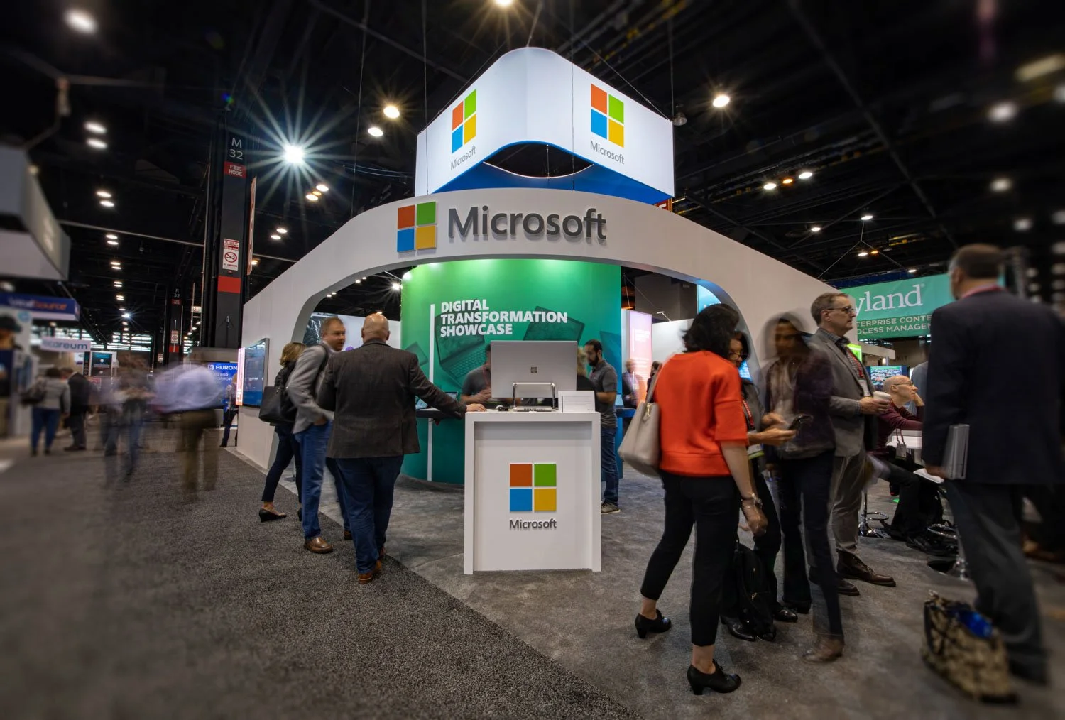 microsoft-booth-at-educause-tradeshow-people.jpg