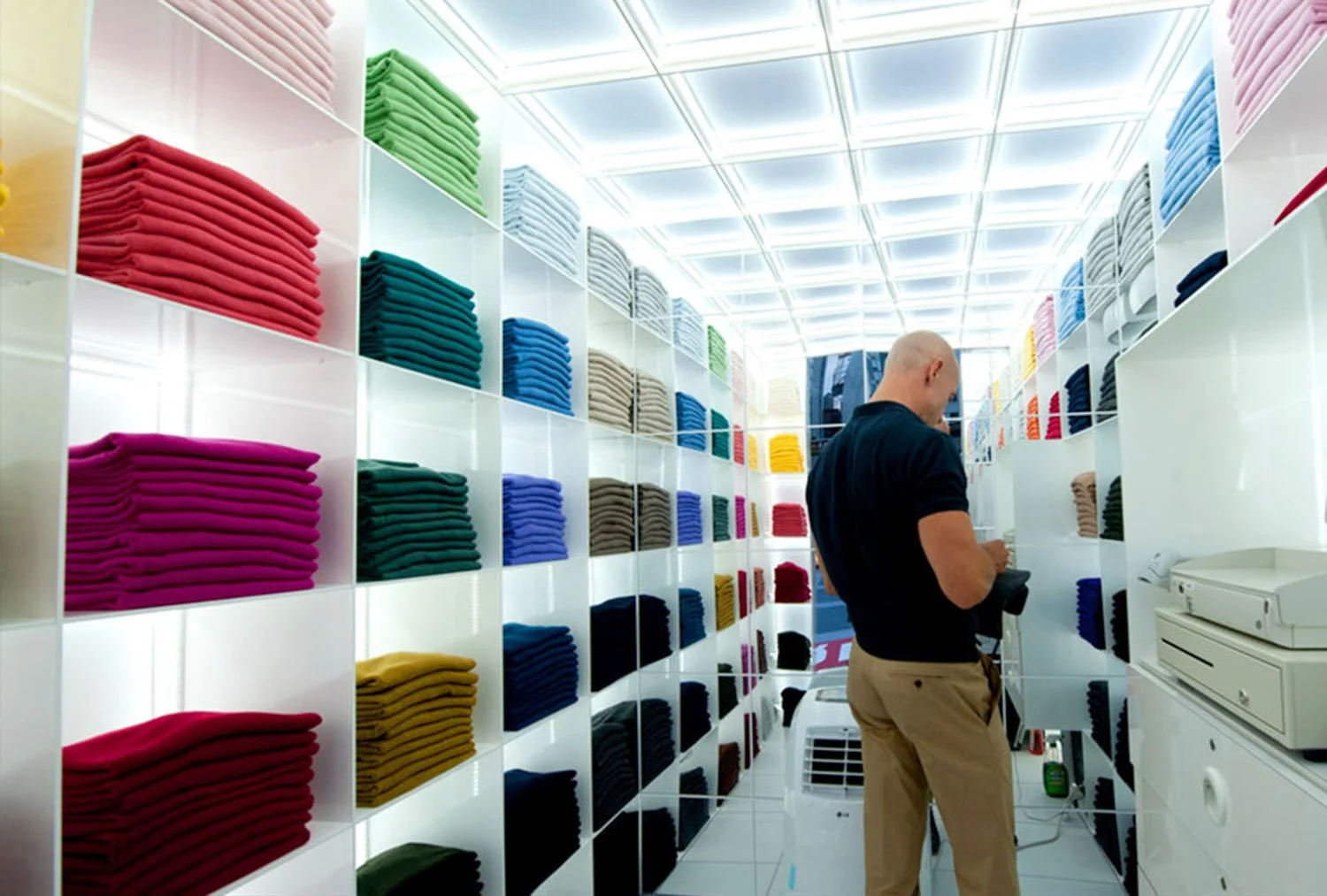 uniqlo-pop-up-organized-retail-merch.jpg
