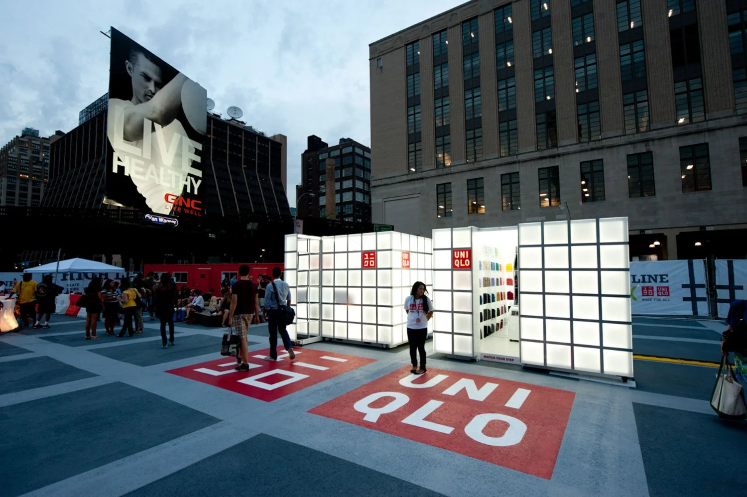 uniqlo-pop-up-retail-display.jpg