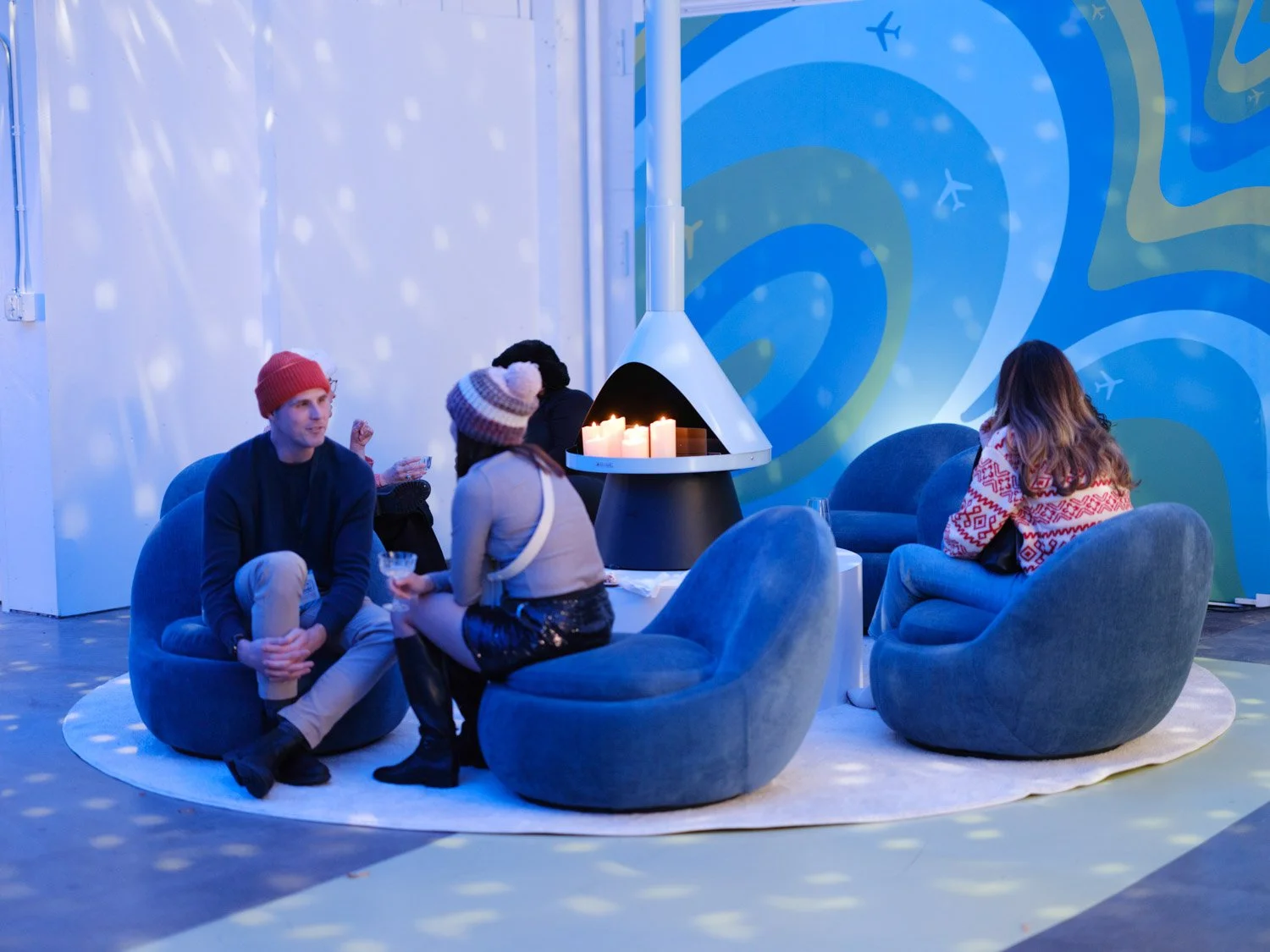 alaska-aprés-experience-guests-in-lounge.jpg