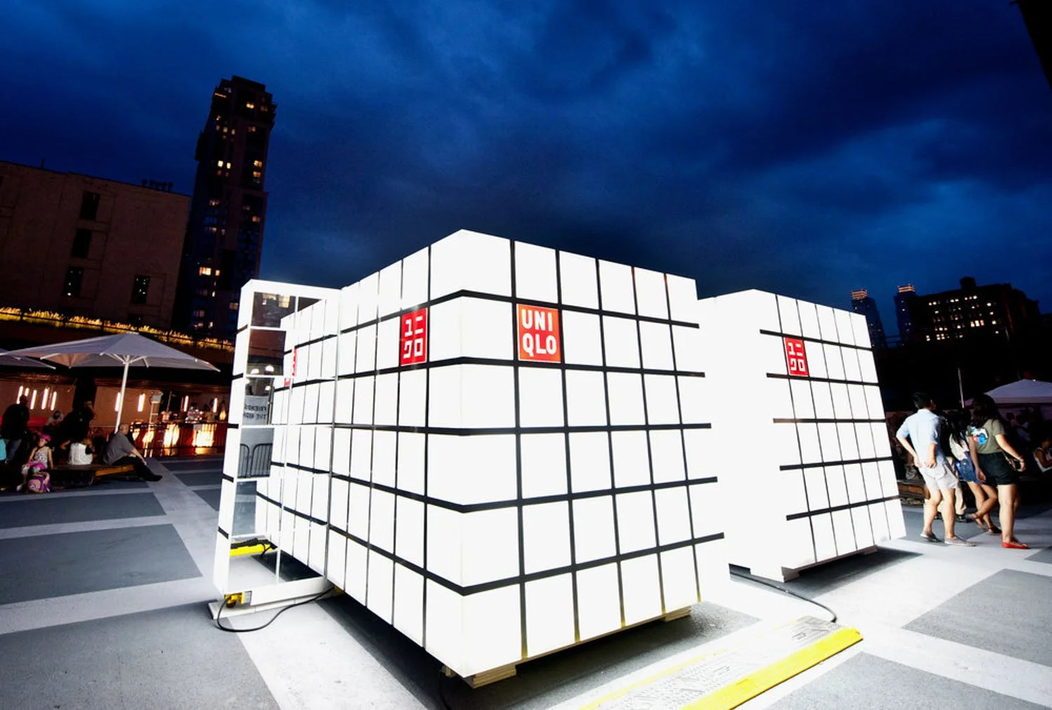 uniqlo-pop-up-illuninating-retail-display.jpg