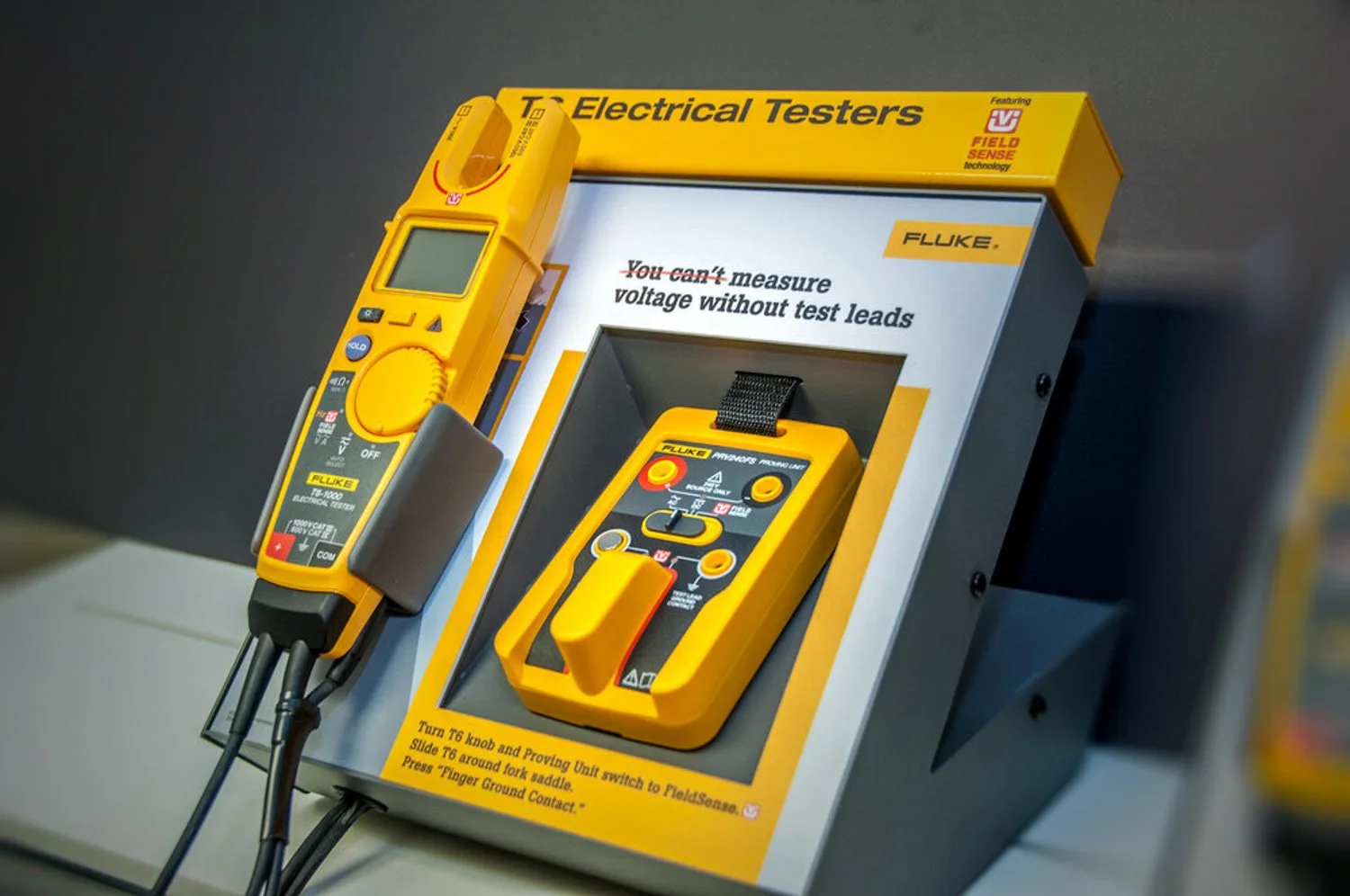 fluke-display-electrical-tester.jpg