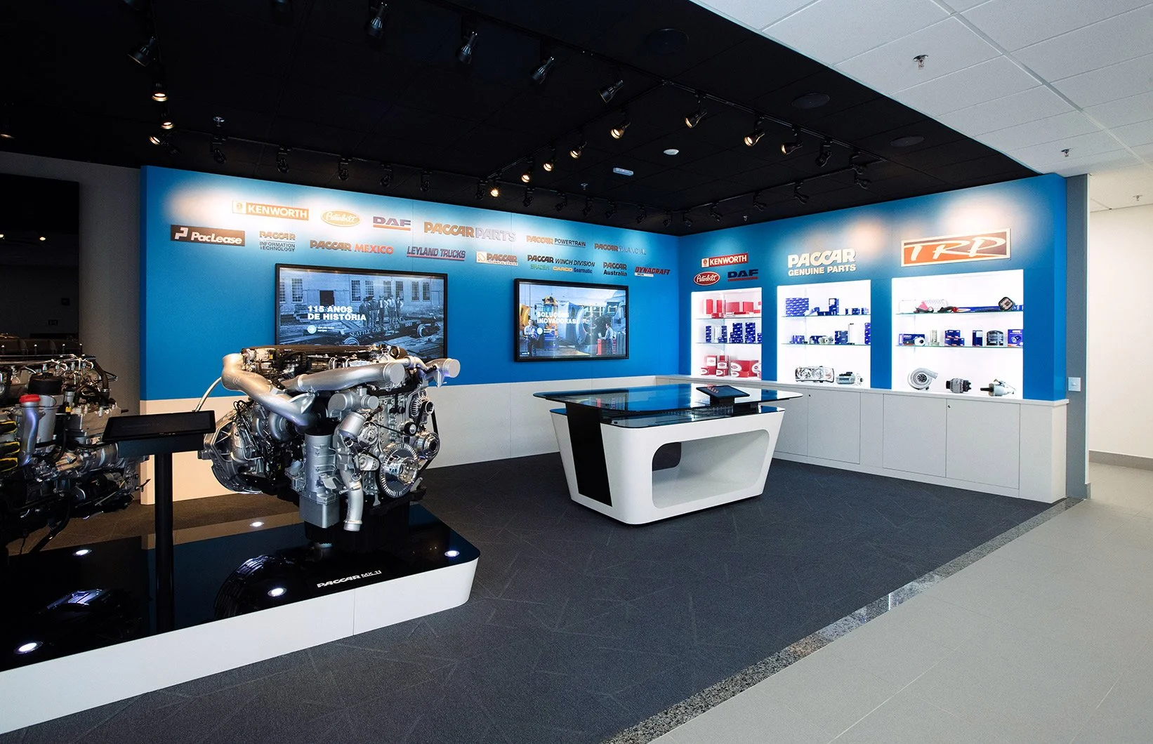 paccar-parts-experience-center-engine-display-acrylic-model.jpg