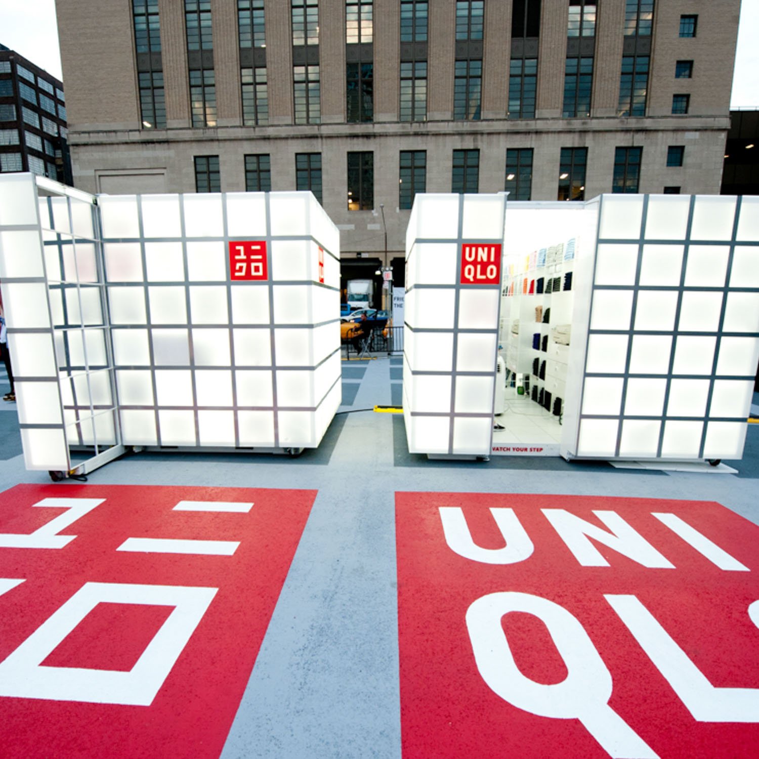 uniqlo-pop-up-outdoor-retail-display.jpg