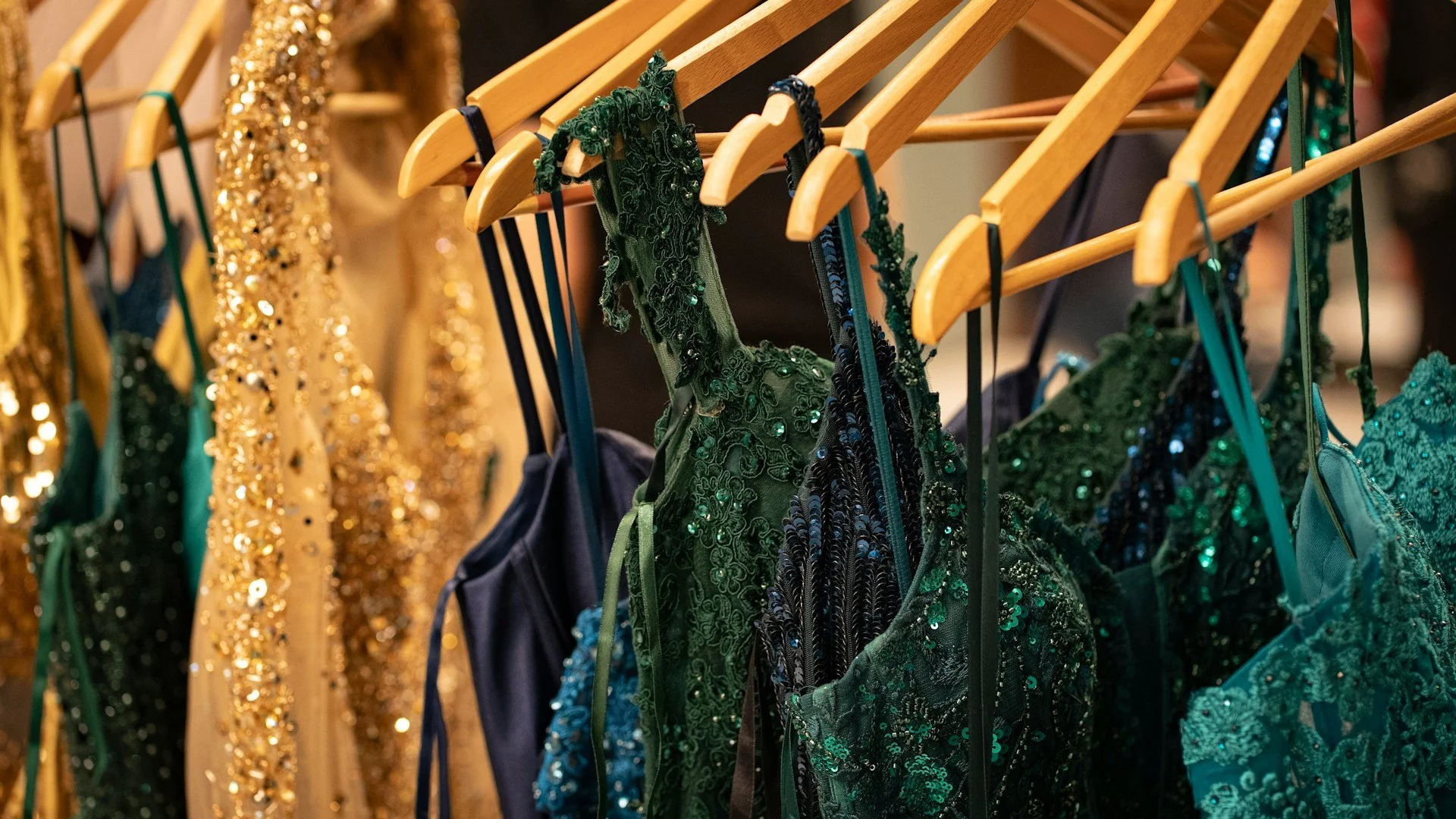What to Look for in a Luxury Boutique Prom Shopping Experience