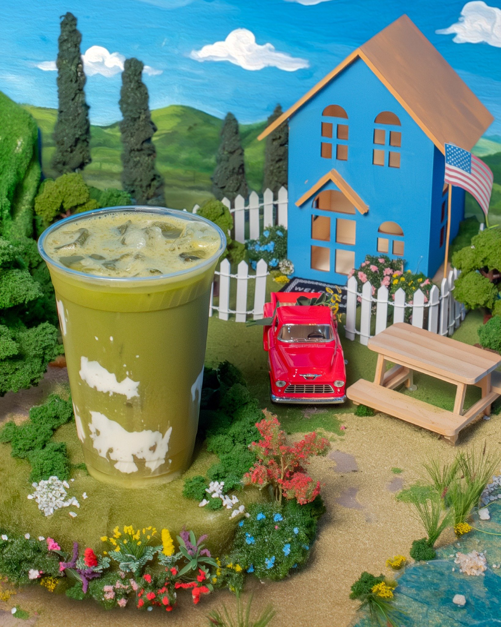 You do not have to travel all the way to the Peach State for this modern twist on a classic! Try the Peachy Queen at @centroteaco where bright, all natural peach juice beautifully contrasts with a bold pour of organic matcha, all crowned by a whimsic