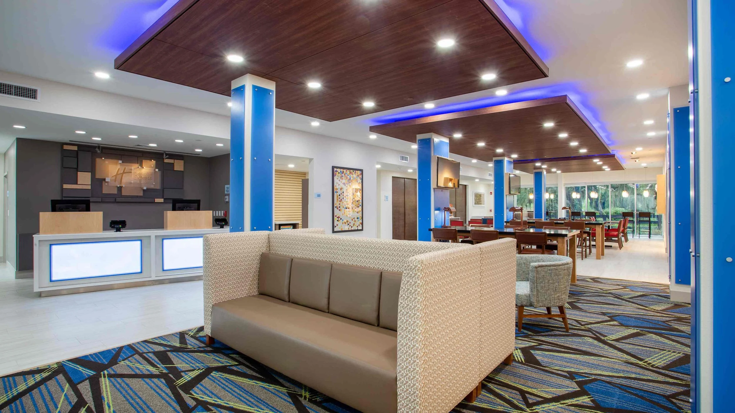 Holiday Inn Express & Suites - DeLand
