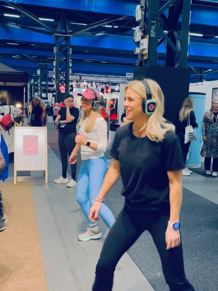 Hej kompisar 💙

Jag &auml;r just nu modig och provar nya saker. Och jag beh&ouml;ver d&auml;rf&ouml;r din hj&auml;lp! 🙏🏻 

(S&aring; som att dansa med @flowandglowdance MITT P&Aring; en m&auml;ssa med musik enbart i h&ouml;rlurar! 😜 🎶 🫶🏻)

Jag