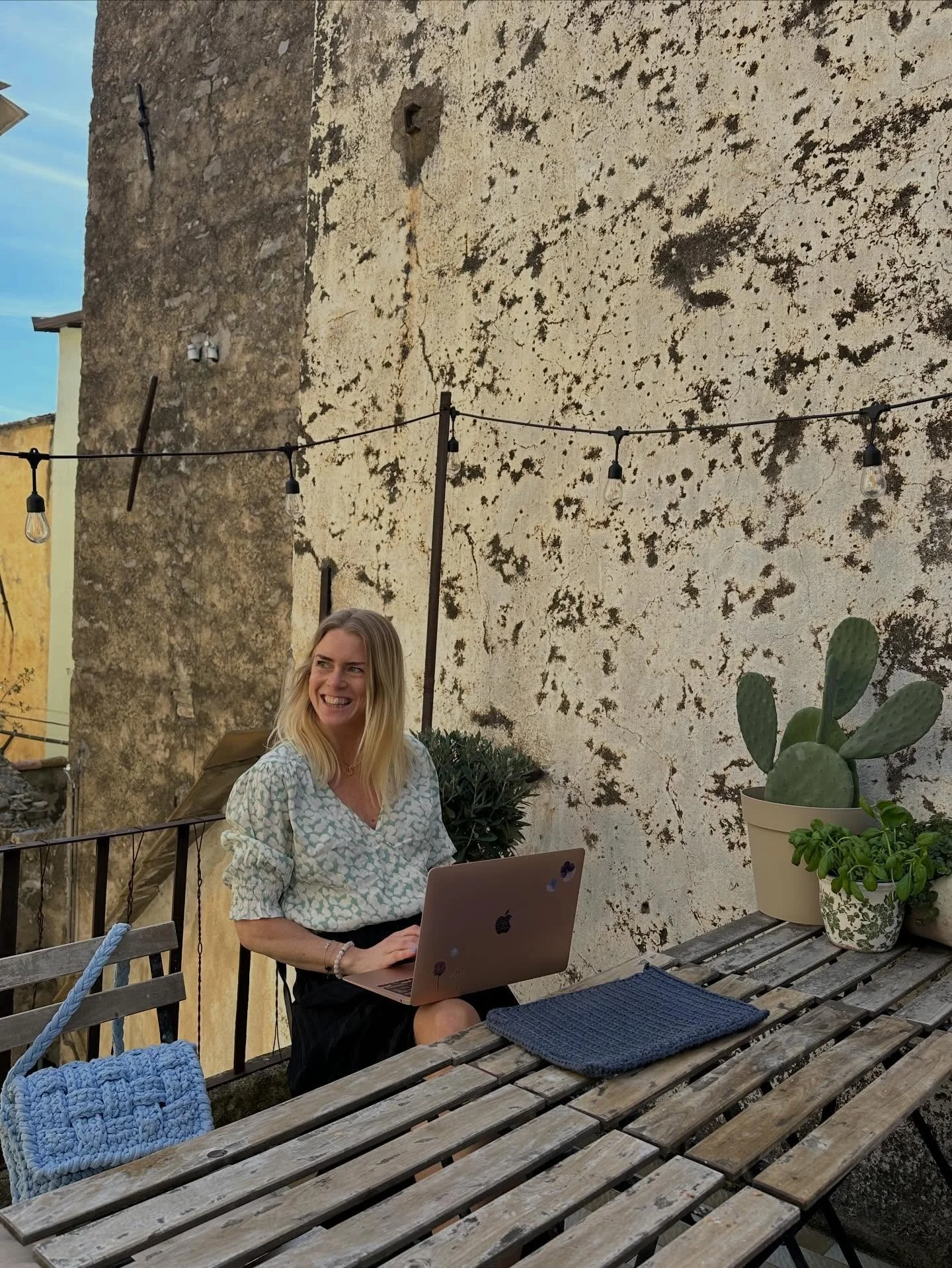 💭 Hur ser din dr&ouml;marbetsplats ut? 🤔 

Om du f&aring;r v&auml;lja helt fritt.
Om du dr&ouml;mmer stort, h&ouml;gt, vitt och brett.

👉🏻 G&ouml;r det nu!! 💭 

Vart vill du d&aring; arbeta?
Vad vill du g&ouml;ra?
Vart vill du sitta?
Hur ser det