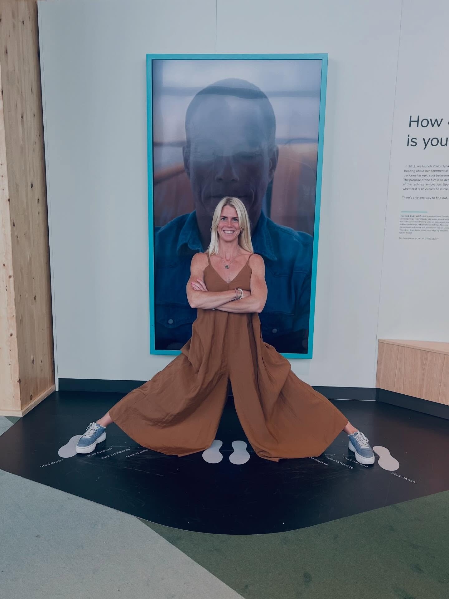 Hej! Det &auml;r jag som &auml;r Lina!👋🏻

📕 Du ser en del av mig h&auml;r inne. Men l&aring;ngt ifr&aring;n hela. 
Just d&auml;rf&ouml;r vill jag ber&auml;tta mer&hellip;

Energi. V&auml;rme. S&aring;rbarhet.
Tre ord som genomsyrar hur jag lever, 