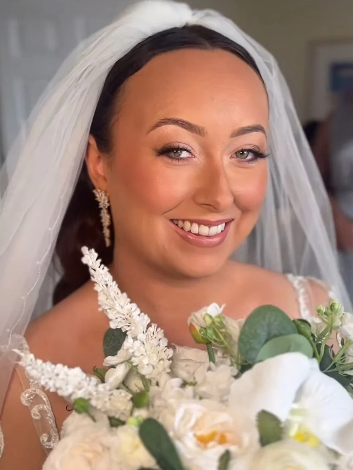 We originally trialled a full glam makeup look and my gorgeous mua friend @claudiajane14 decided to go for a softer-glam version on the wedding day. Still keeping a full coverage matte complexion with a softer smokey-winged- eyeliner and bronzy eye a