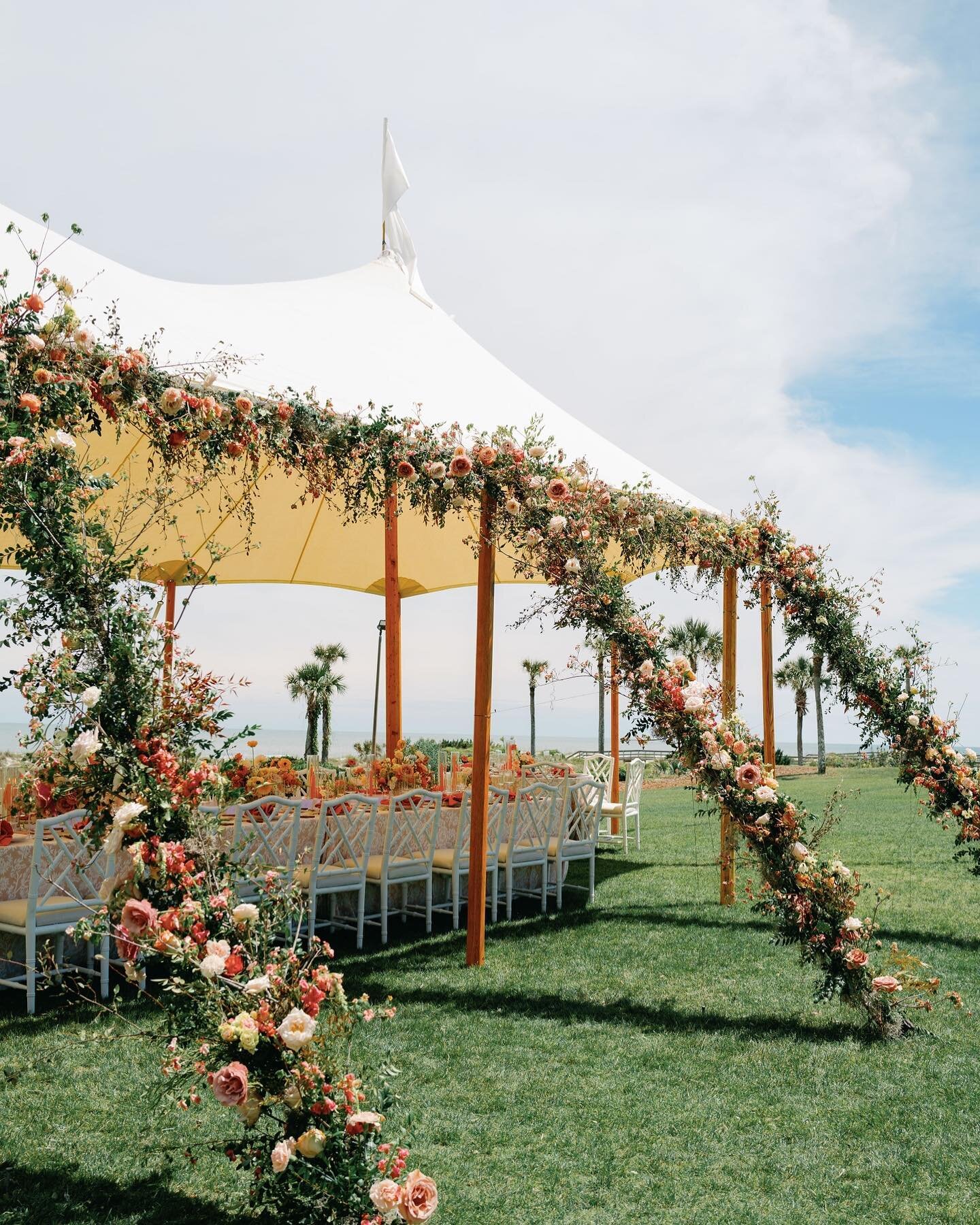 🤍 A peek under the crisp white peaks! &hellip; 
Who says intimate weddings can&rsquo;t be just as grande? We requested this cutie tent from @sperrytentssoutheast and they made it happen. It was shipped all the way from CT to FL. Perfect for a 30-40 