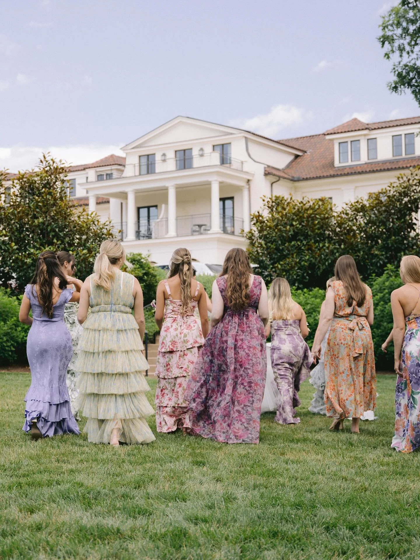 &ldquo;Wear whatever you like!&rdquo; - Bride, to her besties in her wedding party. 🫶🏼

Big fans over here of mismatched wedding party! 

Planning &amp; Design @lionhouse.events
Venue @keswick_hall 
Photo @madelinetrent
Florist @moodfleuriste
Video