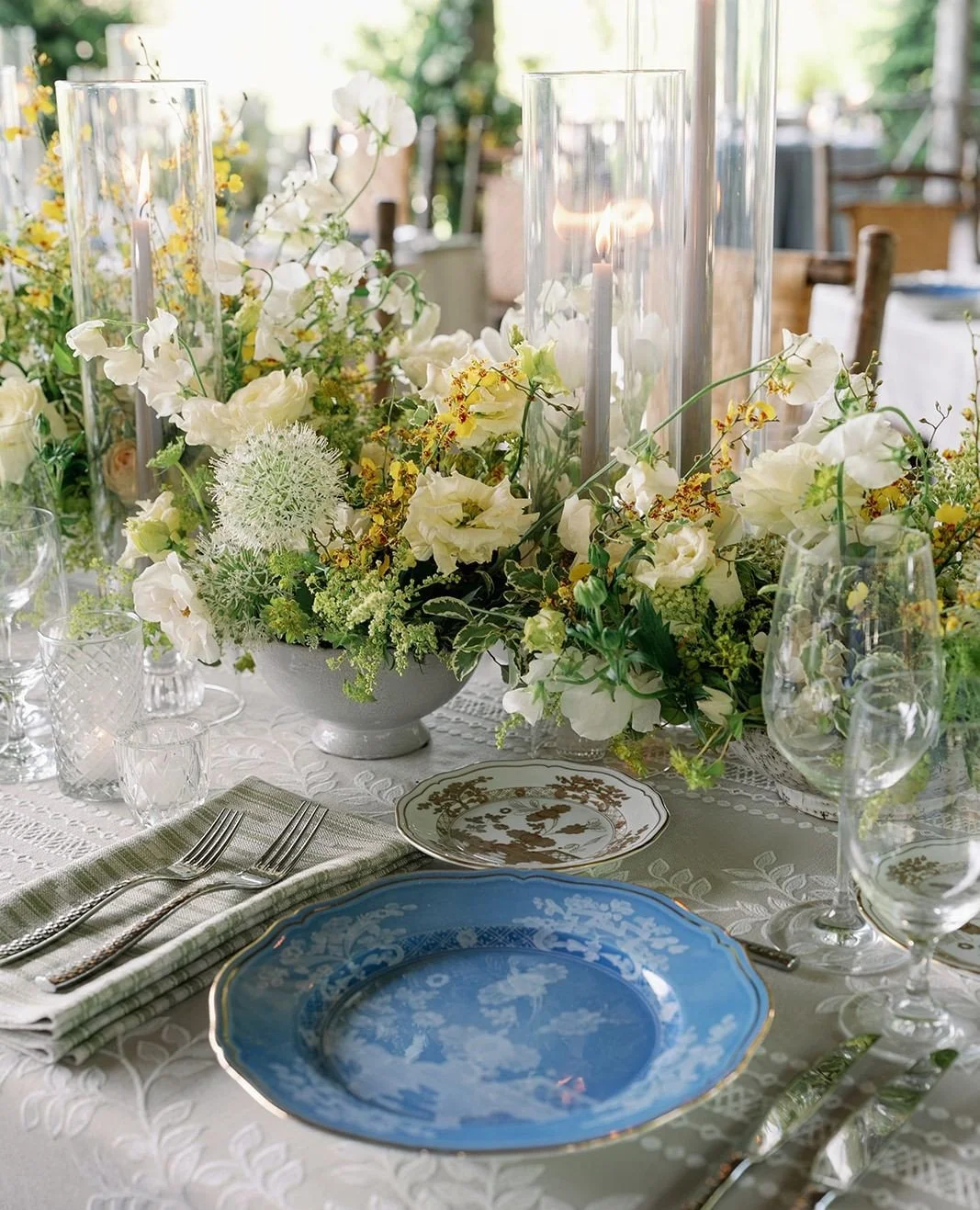 Design is at its finest when it transcends just aesthetics and taps into something deeply personal.⁠
⁠
At @thechattoogaclub, we layered the tablescapes with a curated mix of texture and heritage - featuring the @nuagedesignsinc Highlands linen collec