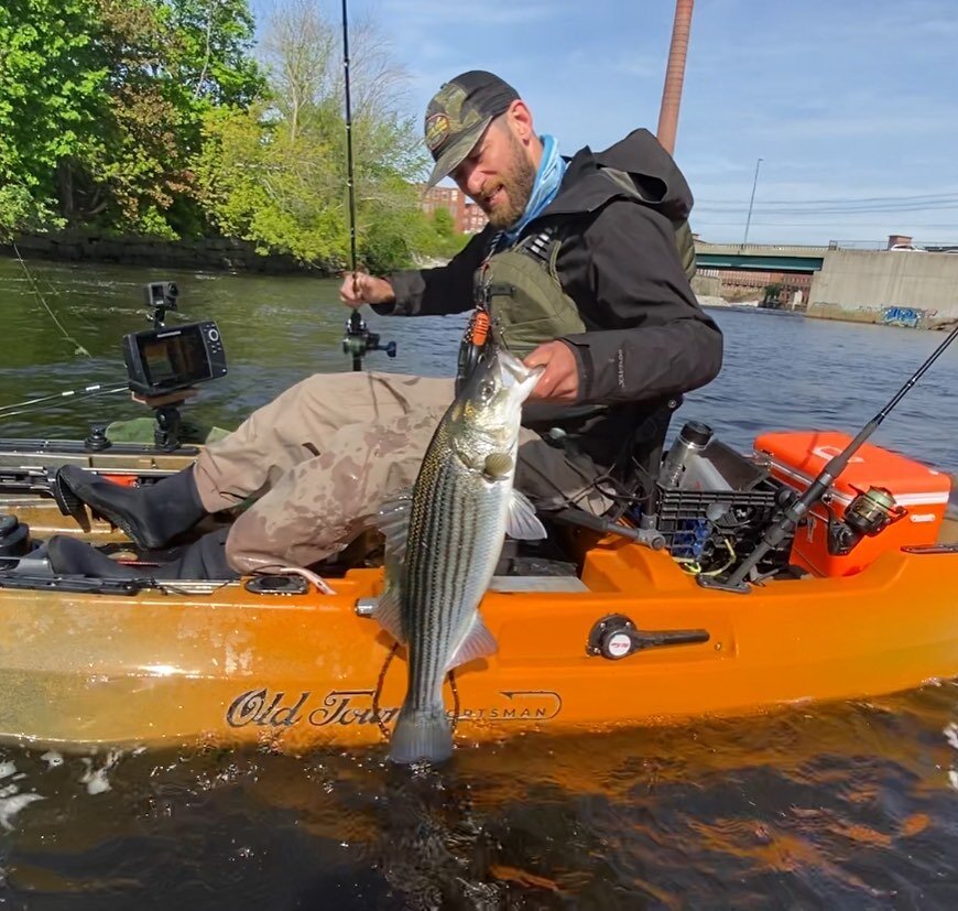 Upper 20 inch class fish with @adam.metterville earlier this week .  The next couple weeks are going to be on fire!! I have dates available and 100% guarantee you catch fish or  the next trip is on me. You can book through the website or contact me d