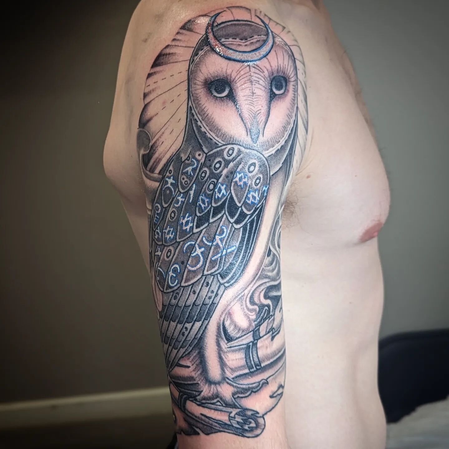 Love when a client gives us a general idea and let's us draw away! ✍️

Ancient owl half sleeve on Sean by @kingramtattoo
 

#sanssoucitattoo
#blackandgreytattoo 
#saratogatattoo 
#owltattoo