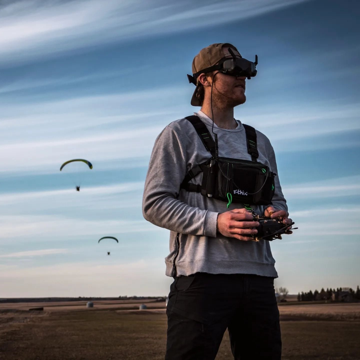 Got to chase something new and I gotta say, it was the most fun I have had flying in a long time.

(📸 @nateharms.fpv)

#fpv #fpvpilot #dronepilot #dronephotography #dronephoto #calgaryisbeautiful #paramotor #paramotoring #albertaviews #dji #springvi