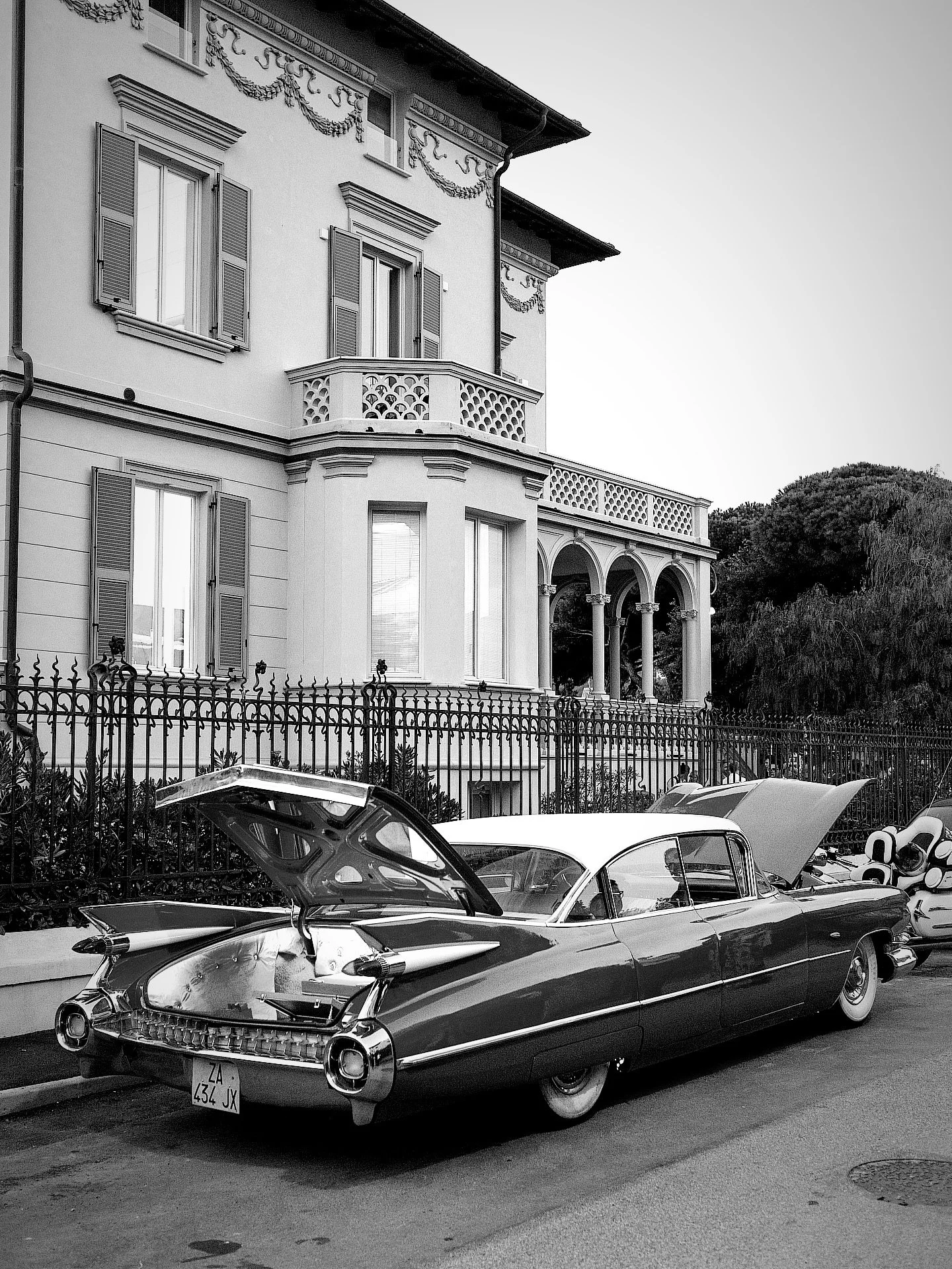 Vintage curves. Riviera nights. 🔥

A classic Cadillac purrs beneath the arches of Villa Porto Rapallo &mdash; where history, style and celebration arrive hand in hand.

Some evenings are destined to be remembered. ✨

#ArlingtonRapallo2025 #VillaPort