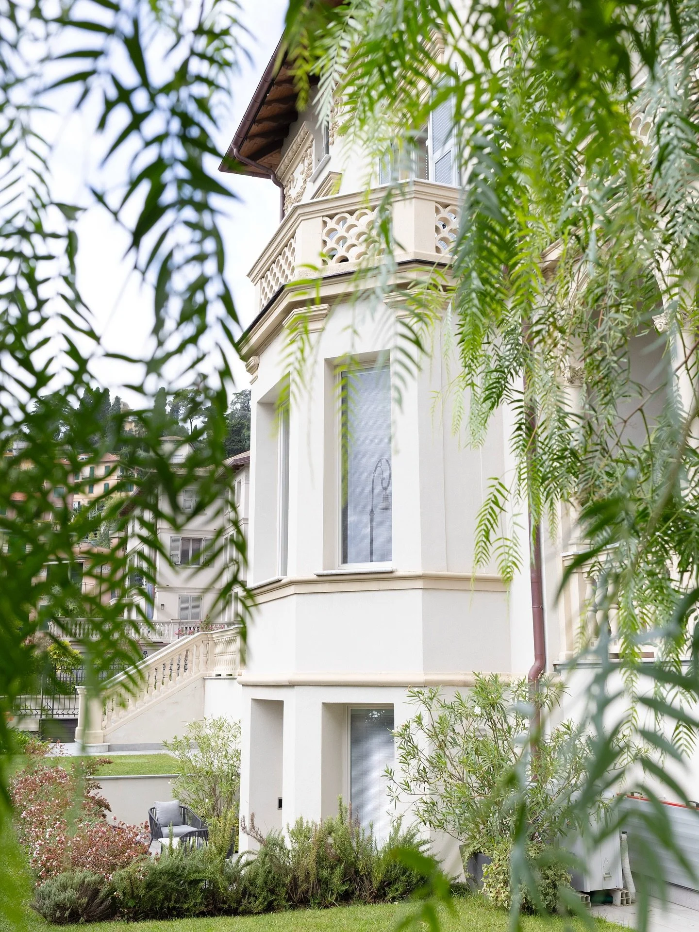 Morning light through the garden leaves 🍃 A soft glimpse of Villa Porto Rapallo waking up&hellip; where tranquillity meets timeless Italian elegance.

Autumn here is pure magic &mdash; reserve your stay and experience this beauty for yourself.

Book