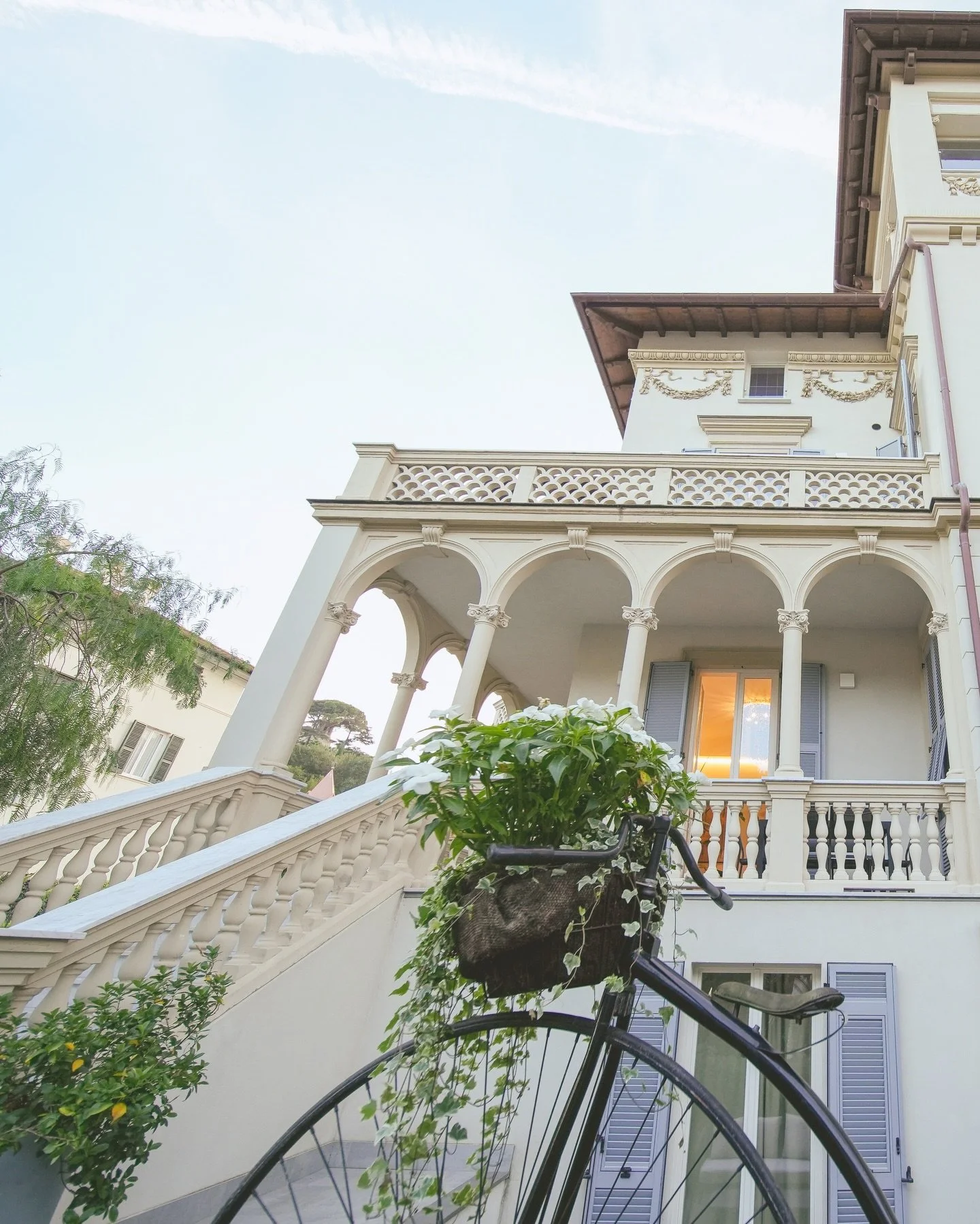 Our antique penny-farthing, nestled within the villa gardens 🍃

#VillaPortoRapallo #ItalianRiviera #Rapallo #Antique #HistoricVilla