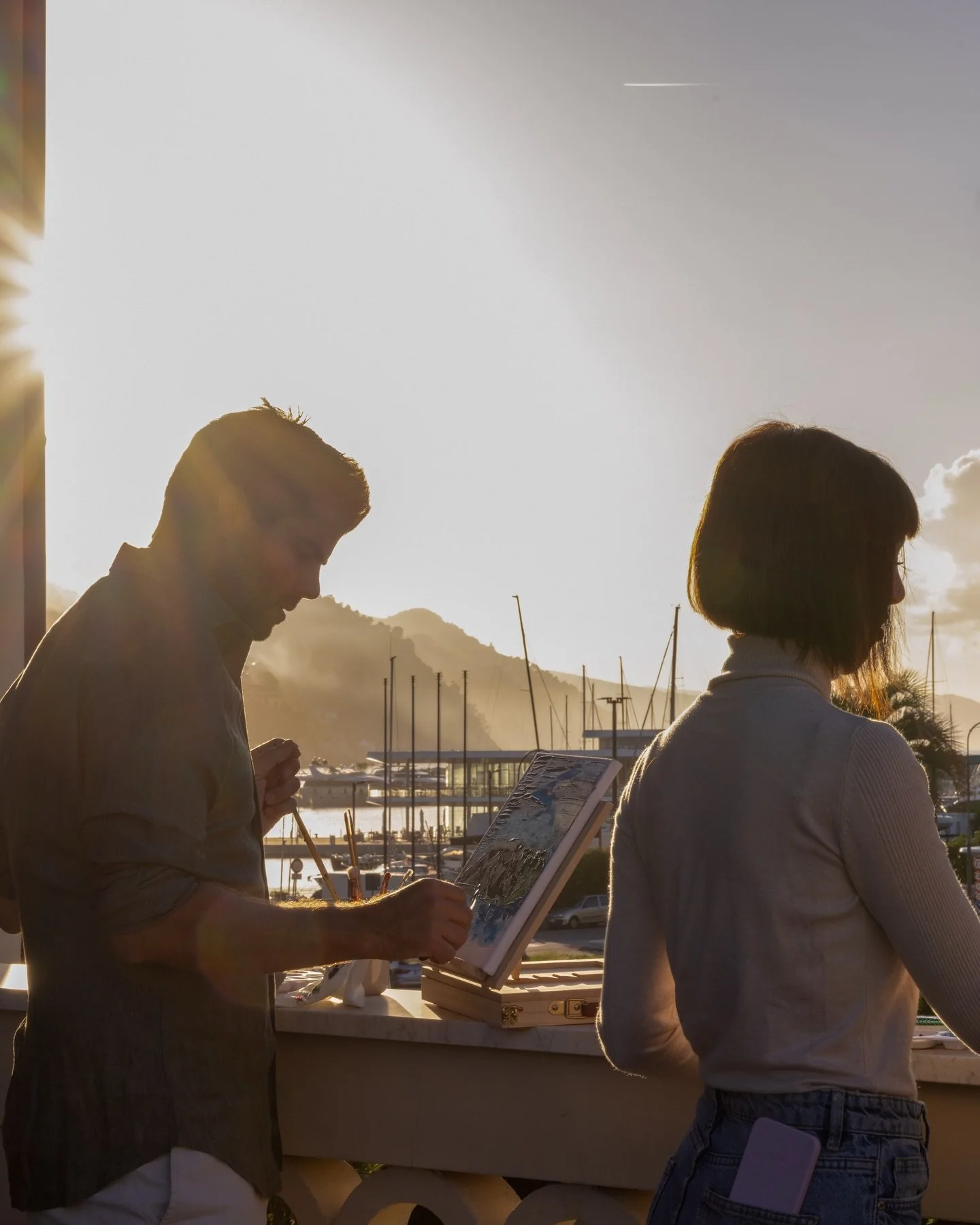 Golden hour on the terrace 🌅

Guests immersed in creativity during @giorgiopiccaia&rsquo;s painting workshop, with the harbour of Rapallo glowing softly below.

This experience is available to book via our website for guests who wish to add a creati