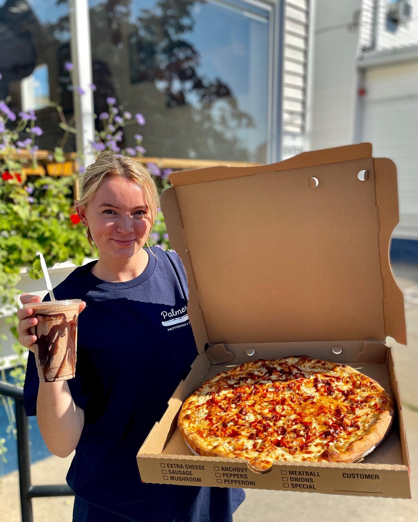 Palmer&rsquo;s pizza paired with a @carsonsstore milkshake 😍 Here we have the BBQ Chicken pizza and a classic chocolate milkshake. It really doesn&rsquo;t get better than this!! 
.
.
.
.
.
⠀⠀⠀⠀⠀⠀⠀⠀⠀
#noank #noankct #local #shopct #shoplocal #newengl