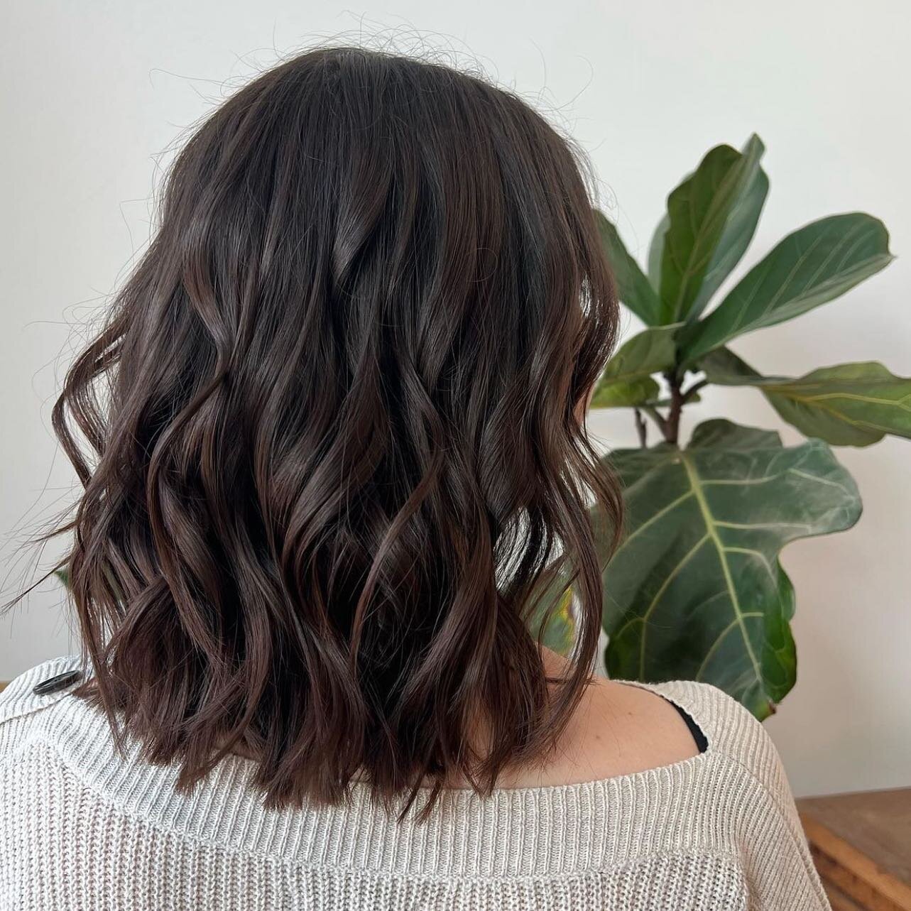 A gorgeous classic, rich brunette and sexy waves. Hair by @hairwith.brittany 

#sebastopolsalon #sebastopolstylist #brunette #bob #bobhaircut #sexywaves #beachwaves #sebastopolhairstylist #kinfolk
