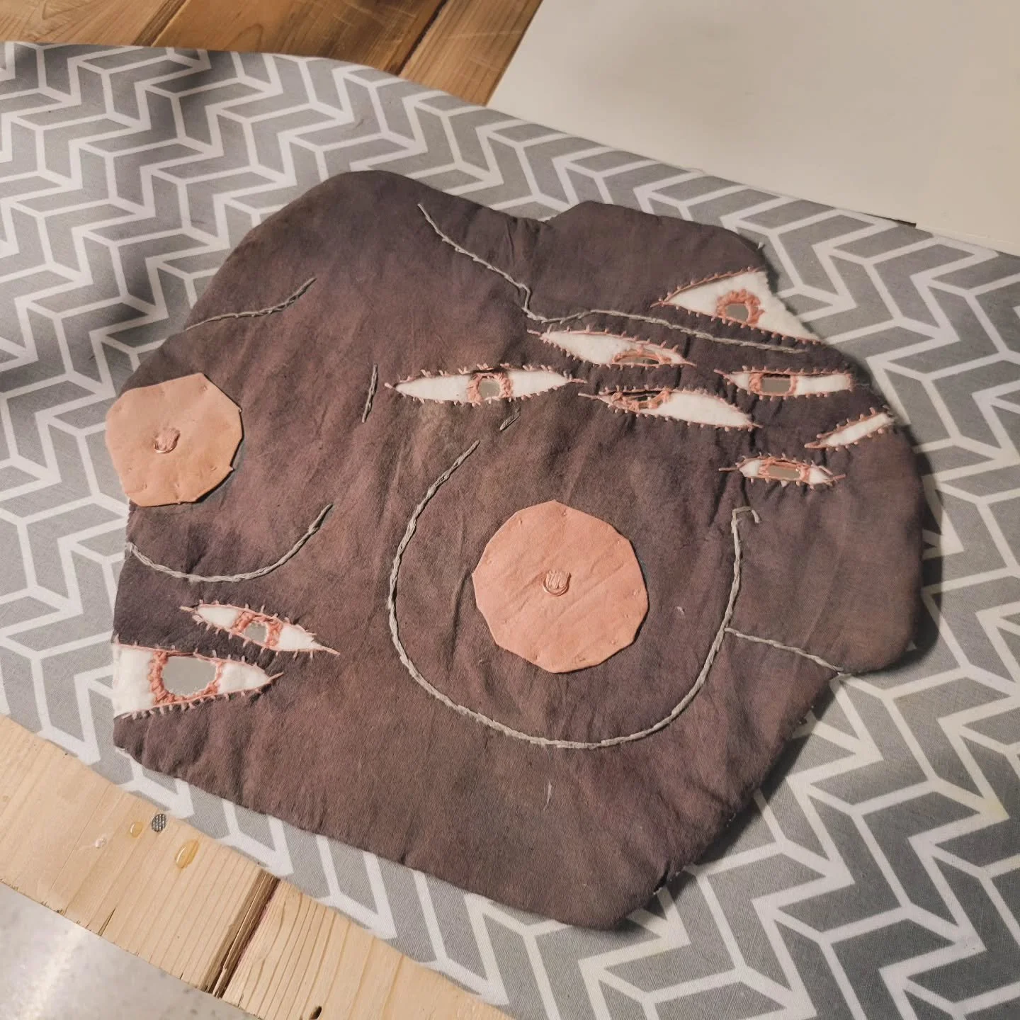 Here's a finished picture and detail shot of this segment of my piece that I showed in my reel yesterday.

#wip #artistsoninstagram #artistinresidency #artquilt #fineart