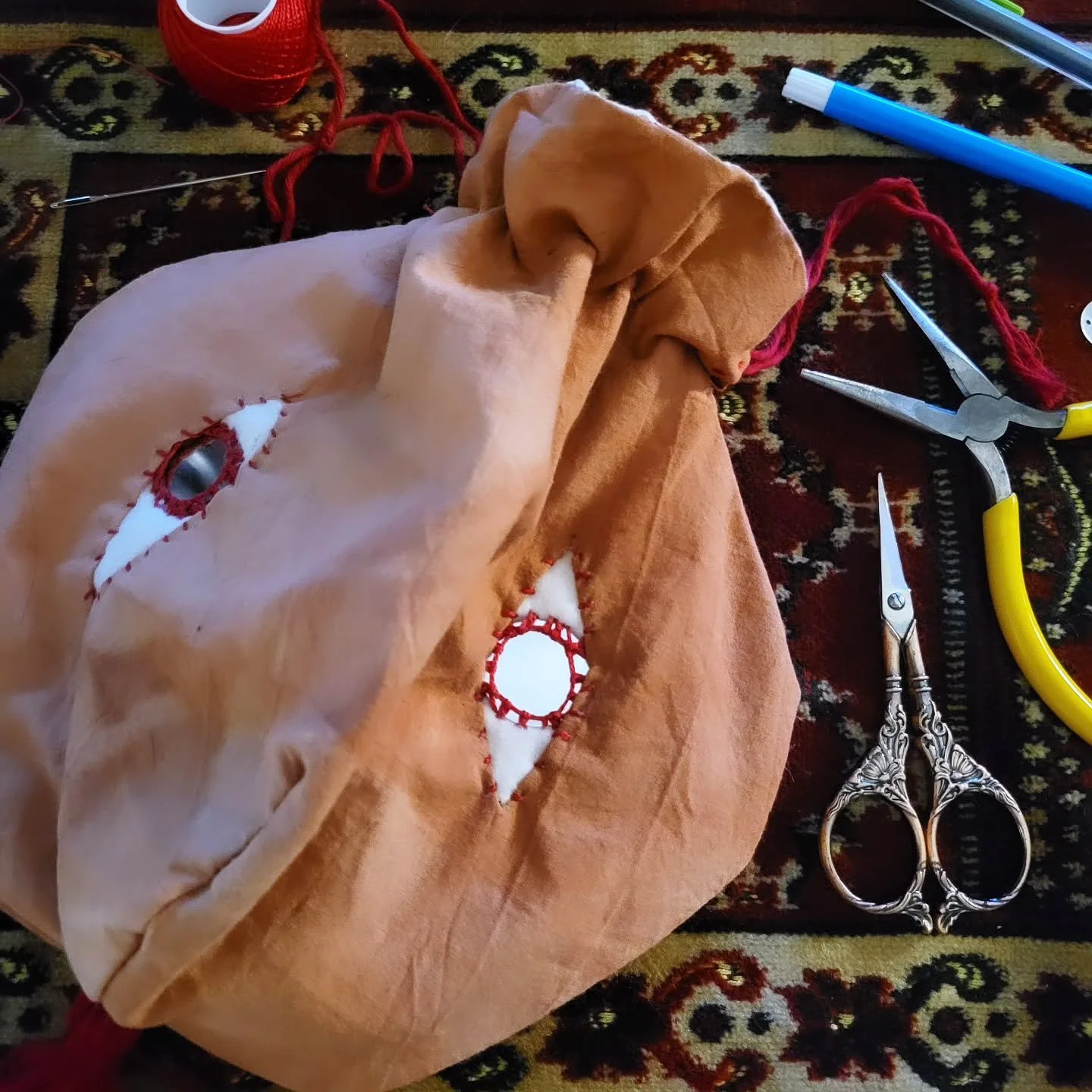 In my last week at residency, after the art show finished and I was supposed to be packing everything up, the experimentation bug crawled across my path.
I just needed to stitch something!

Featuring: a fleshy looking reticule (historic handbag) hand