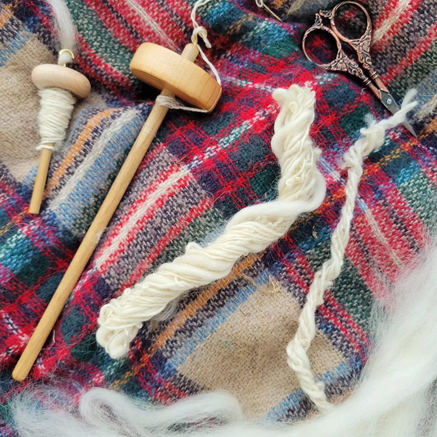 Yesterday I went with my roommates to a workshop by @emily_wallace_handwoven  to learn drop spindle and make my own yarn. I was really scared to learn new muscle memory, but it's coming together, especially on my mini drop spindle (an ornament that w