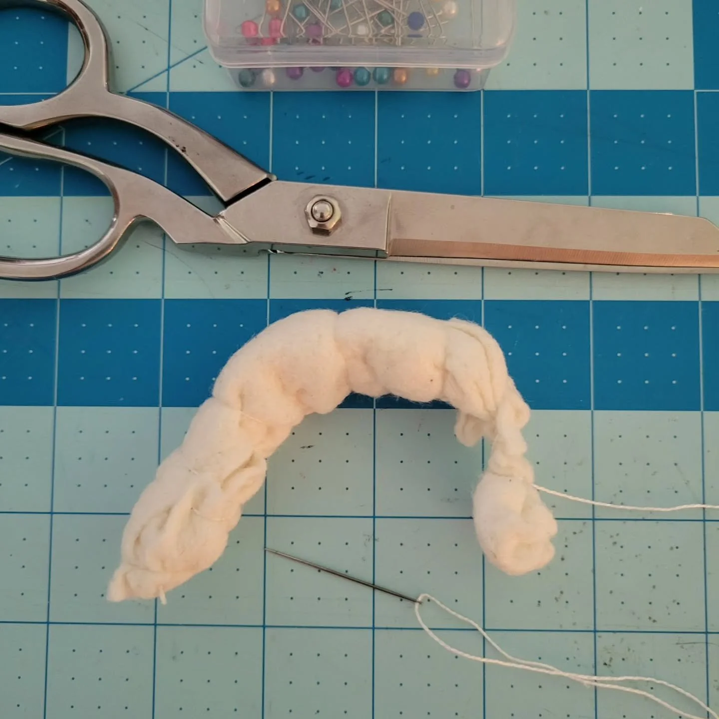 What is that???? I have something in mind but like what do Youuu think

#artwitch #artwip #sculptureart #workinprogress #fiberart