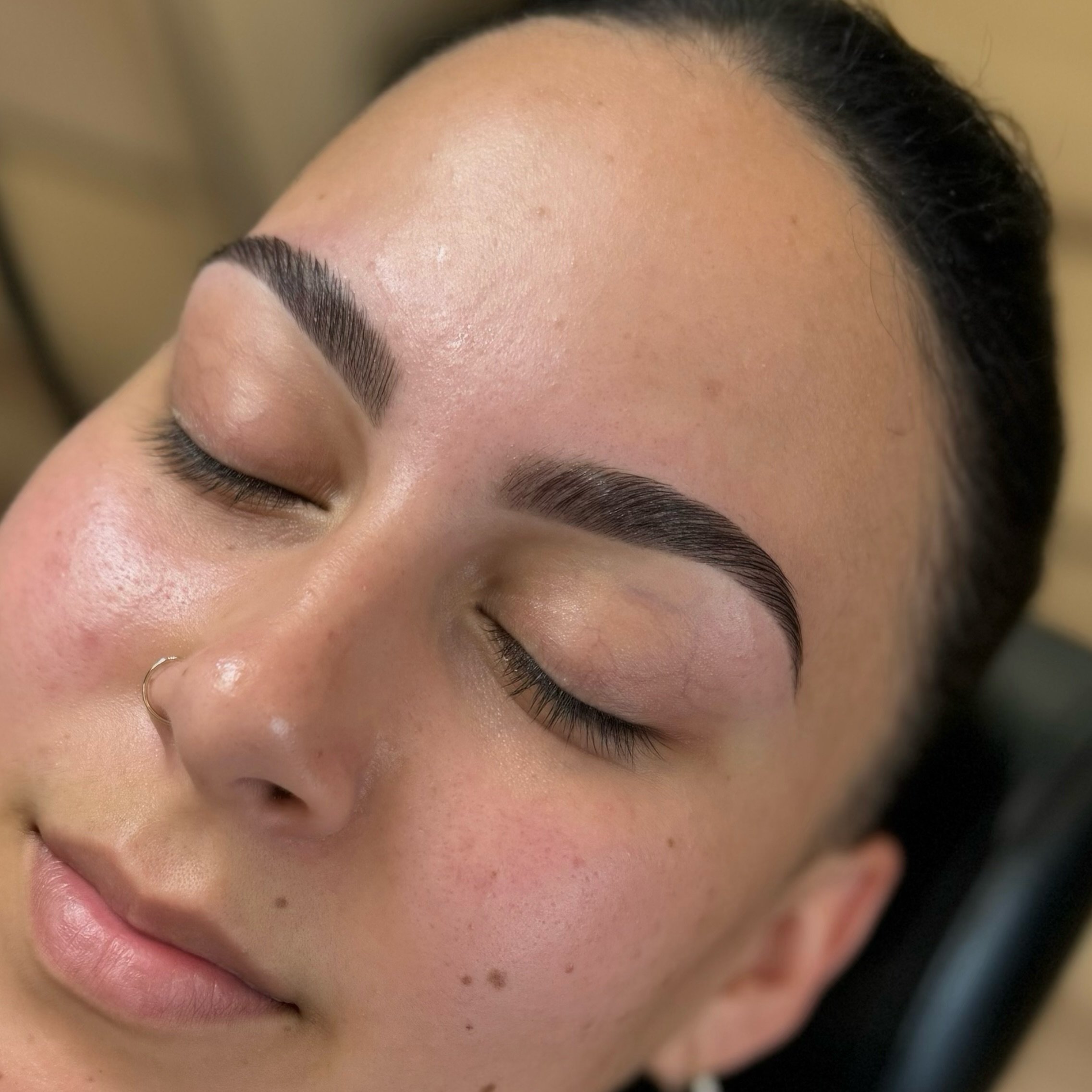 Sculpt + tint done by our new brow artist @mariana.blissologie 👏🏼 Used our favorite brow styling wax by @wtfbeauty.co to create a temporary brow lamination look ✨