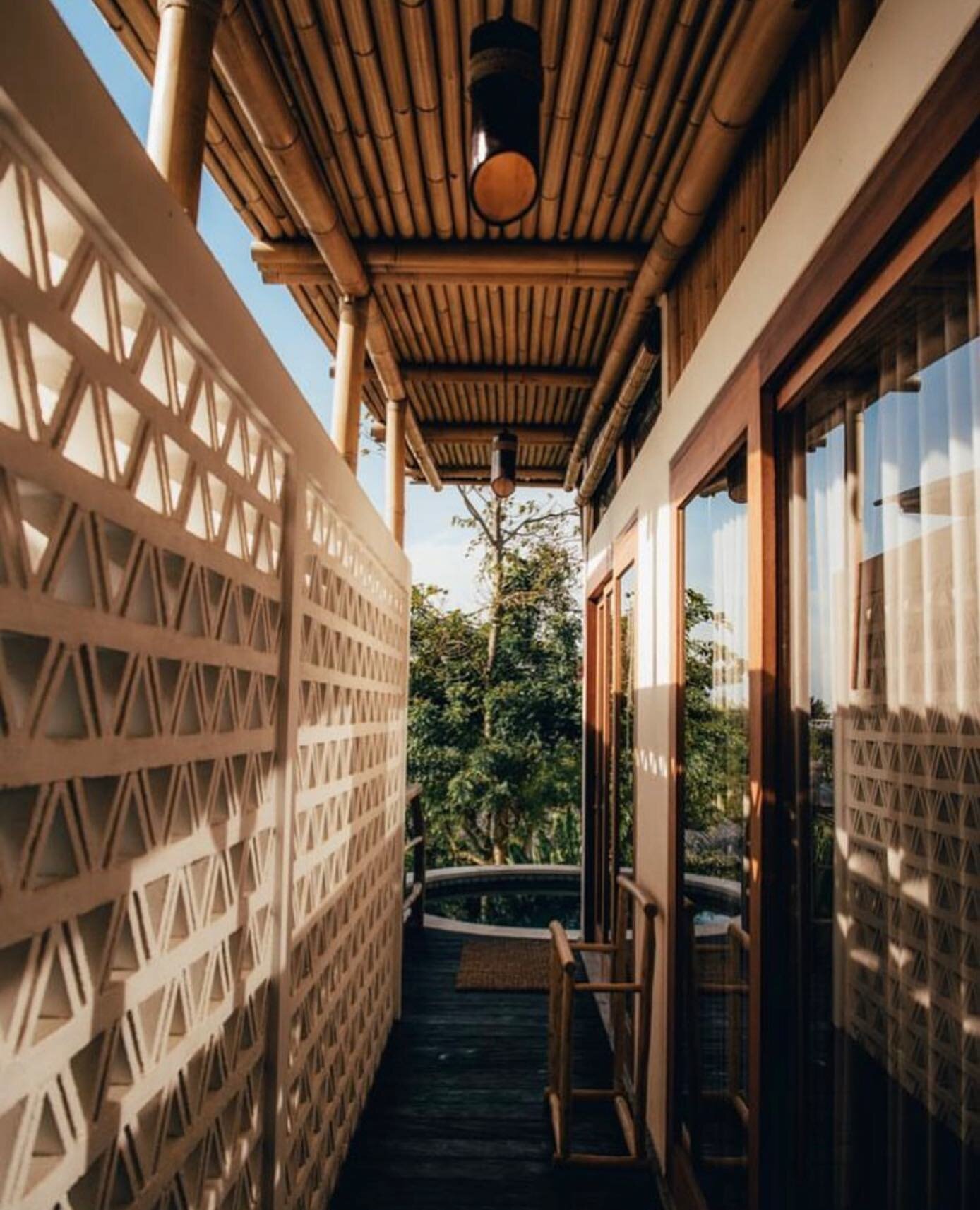 The morning sunshine filtering in through the breeze blocks in one of our one bedroom suites ✨

#bali #villa #balivillas #balivilla #balihotels