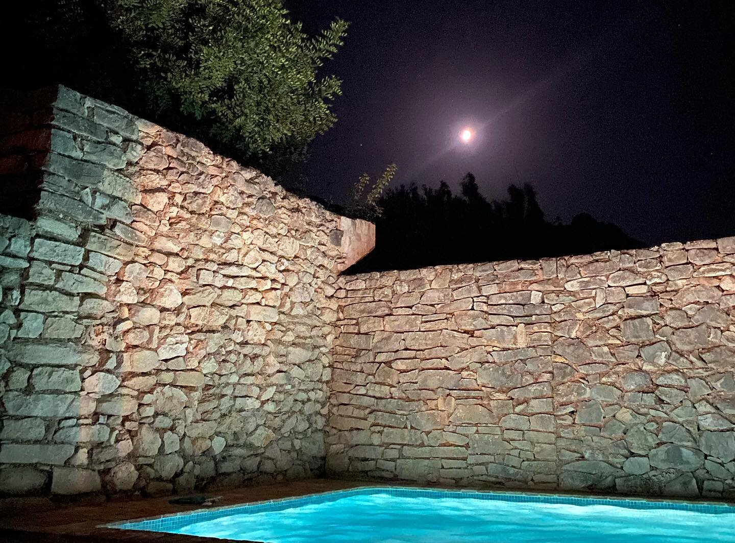 Feel-good night swim. ✨🌙🍷en @casanicole.rural 

#holidayrentals #mountainretreats
.
.
.
.
#LaCarroja #VallGallinera #Paradise #ExplorersLand #Seekers #AuthenticLiving #RealLiving #Village #MountainLovers #NatureLovers #AuthenticSpanish #JoyOfLiving