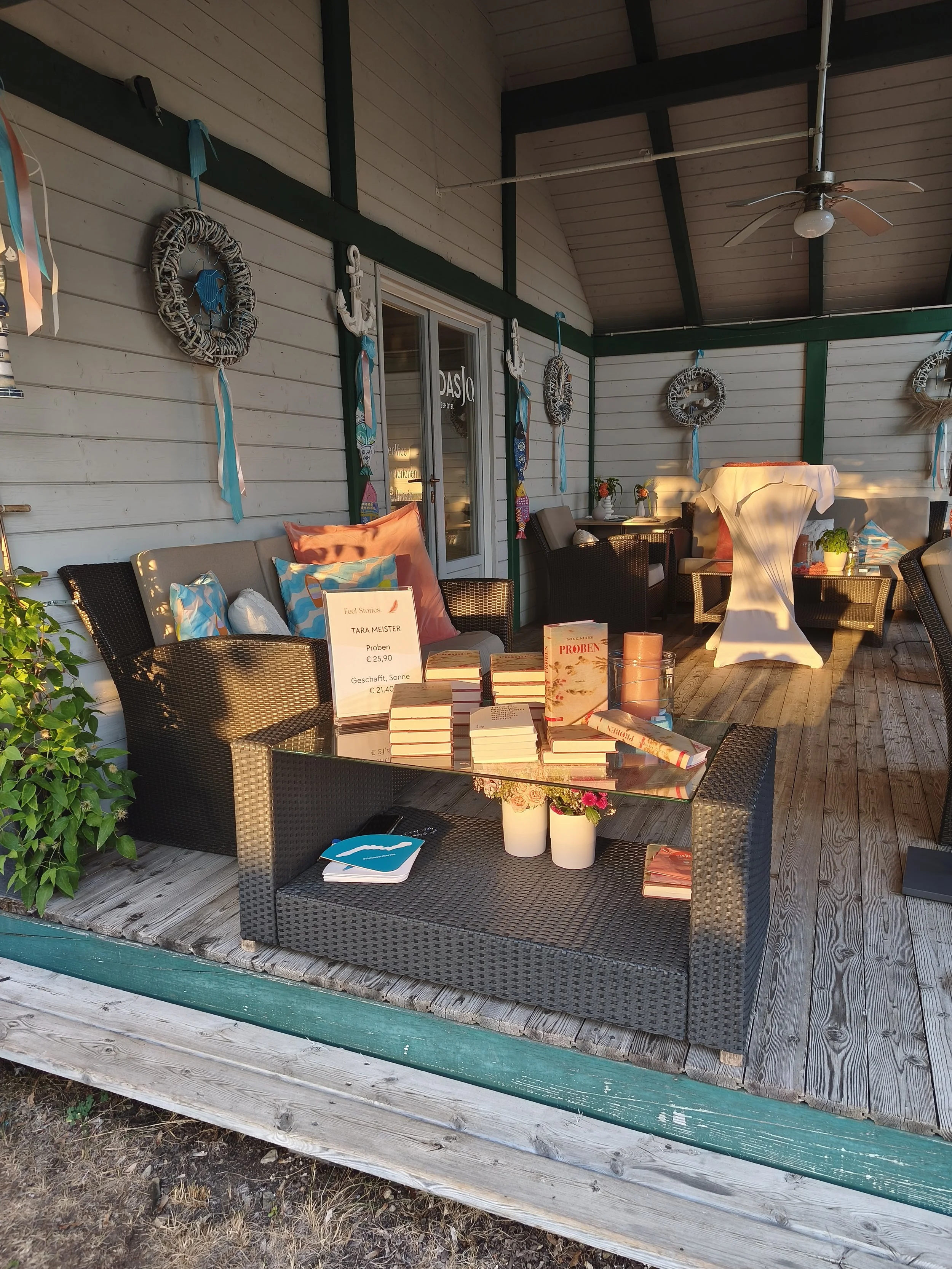 Büchertisch bei Sonnenuntergang
