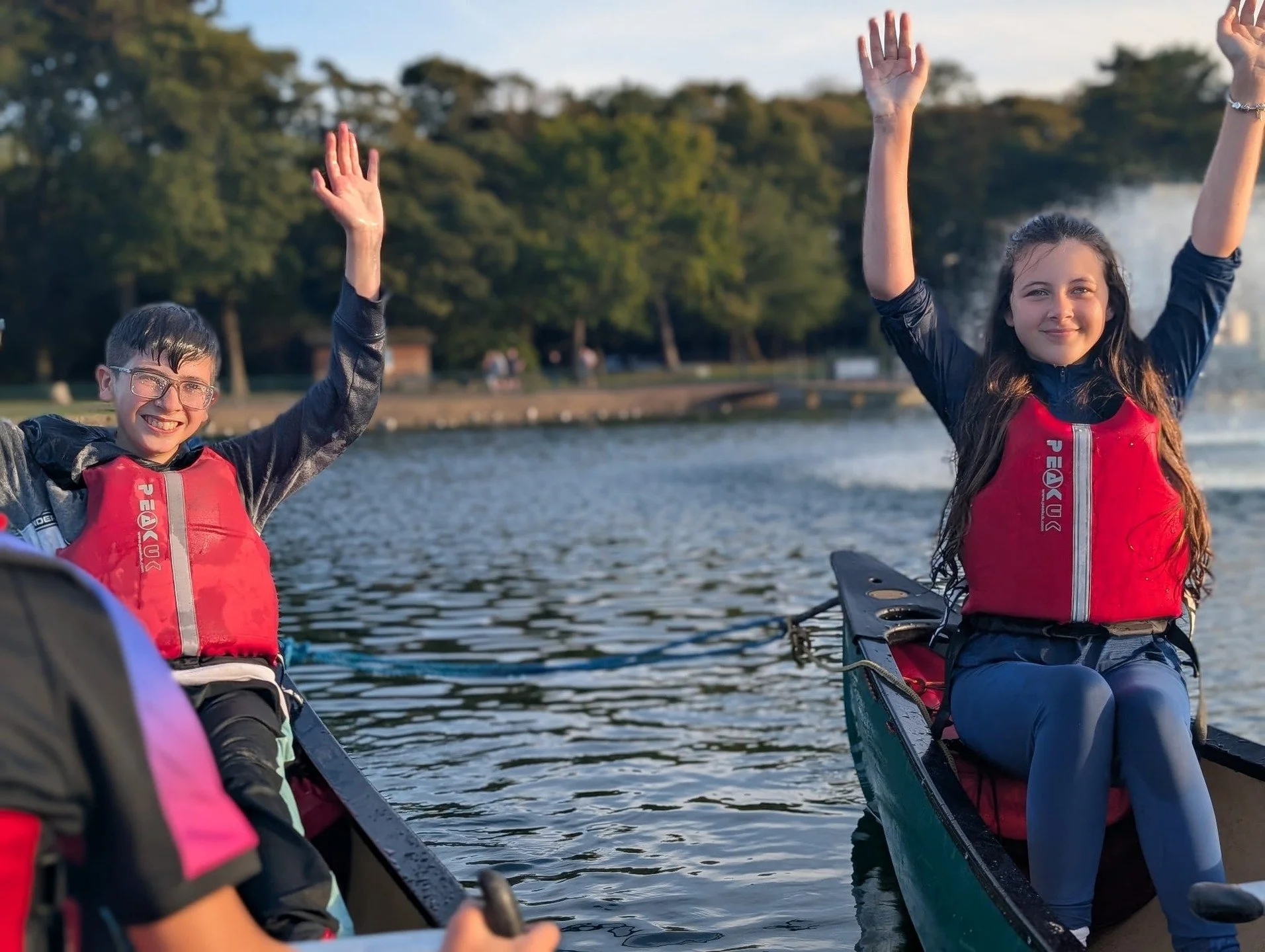 We loved our visit from @vibeukorg @vibeukprogrammes @l30youthcouncil @mast_youthvoice! Young people engaged in a water session at our #TaylorPark site. 🚣💦
#YouthWork #VibeUK #adventure #AALA #LOTC #Adventuremark #outdooreducation #canoeing #rafts