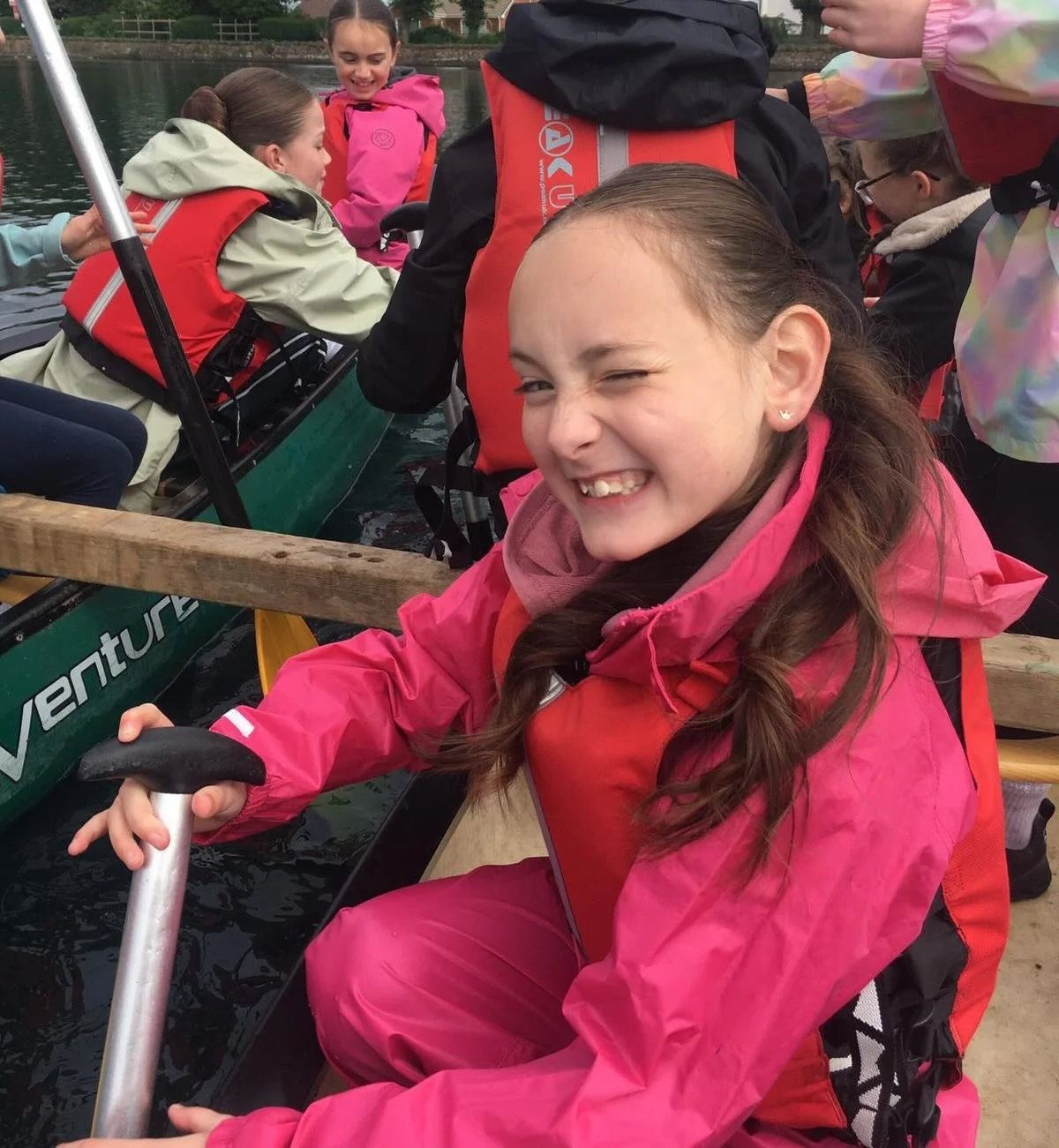 Brilliant Canoeing session for #LongmoorPrimary! Lots of fun, games and paddling! Adventurous activity days are part of the students Lord Derby Award 🏆 

Scroll ➡️ to see young person Ivy being very brave and embracing the water after having initial