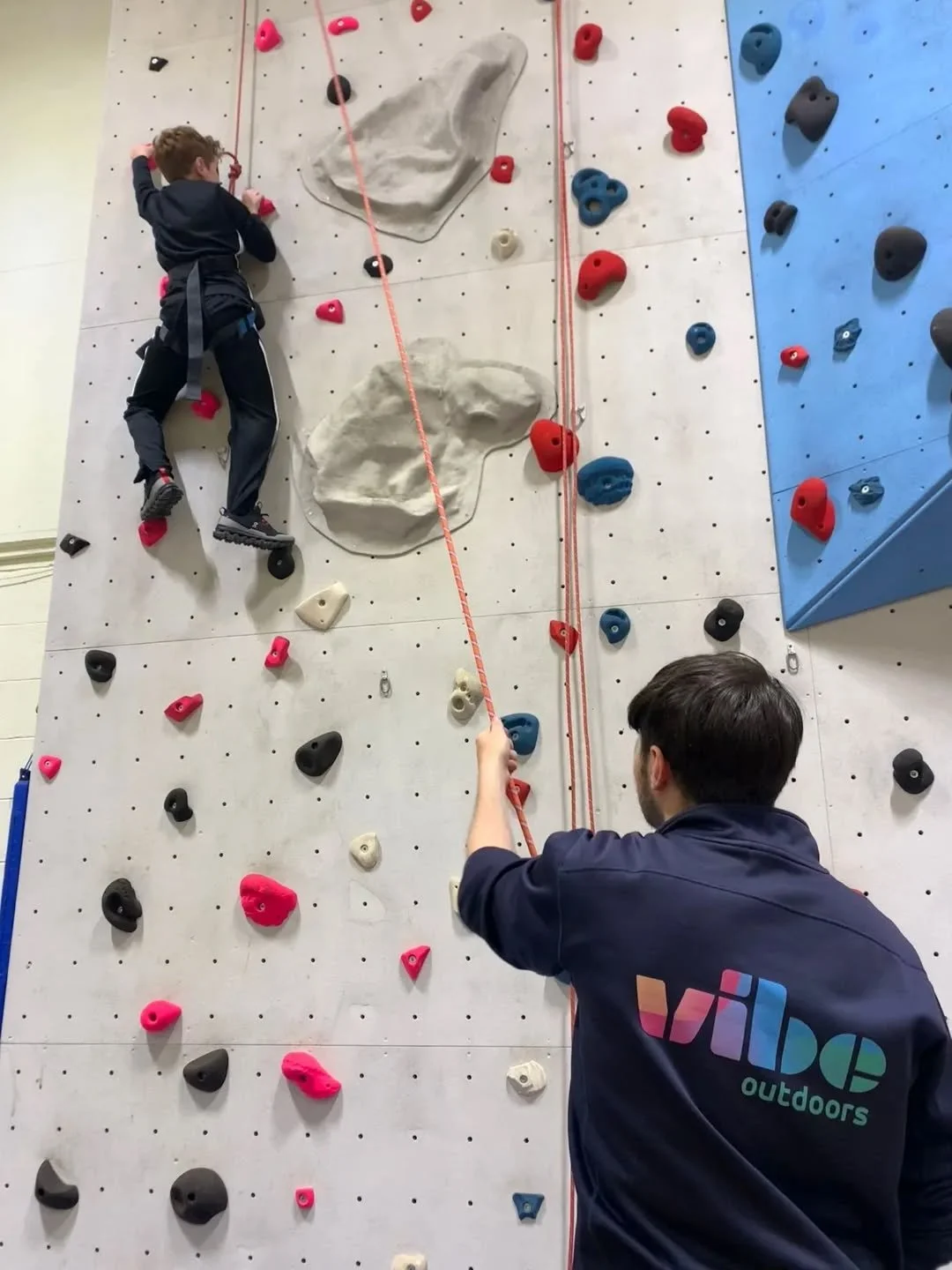 A day on the wall for the year 5s from  Longmoor primary school. Great effort from everyone, challenging themselves and their peers👏🏻🧗🏻&zwj;♀️
#youthwork #LordDerbyAward #VibeUK