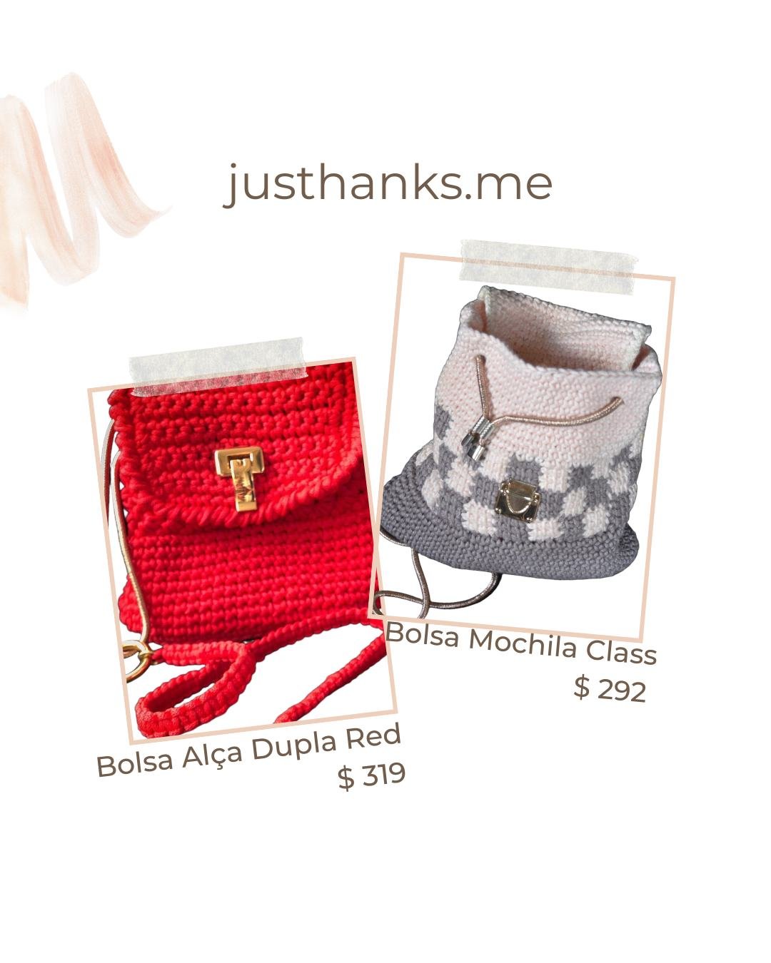 Bolsa Alça Dupla Red (à esquerda):
Bolsa de crochê compacta e vibrante, em um marcante tom de vermelho sólido. Pequena mochila ou uma bolsa de ombro com alças duplas e ajustáveis. O corpo da bolsa é fe