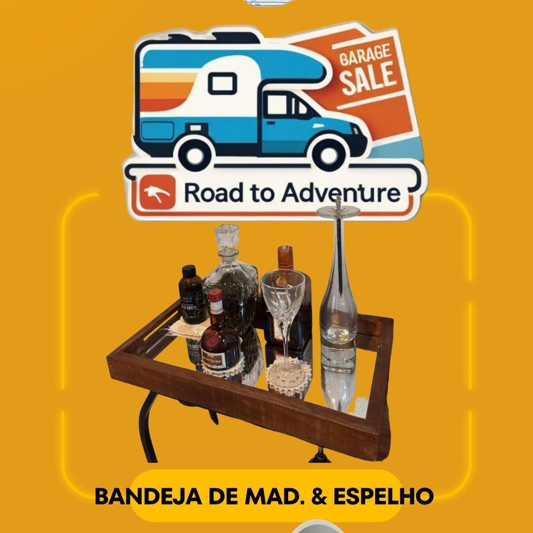 Esta bandeja de madeira de demolição lhe confere um charme rústico e sustentável, com elegante espalho encrustado em suas fendas esculpidas artesanalmente..
Bandejas de madeira de demolição, inclusive as es